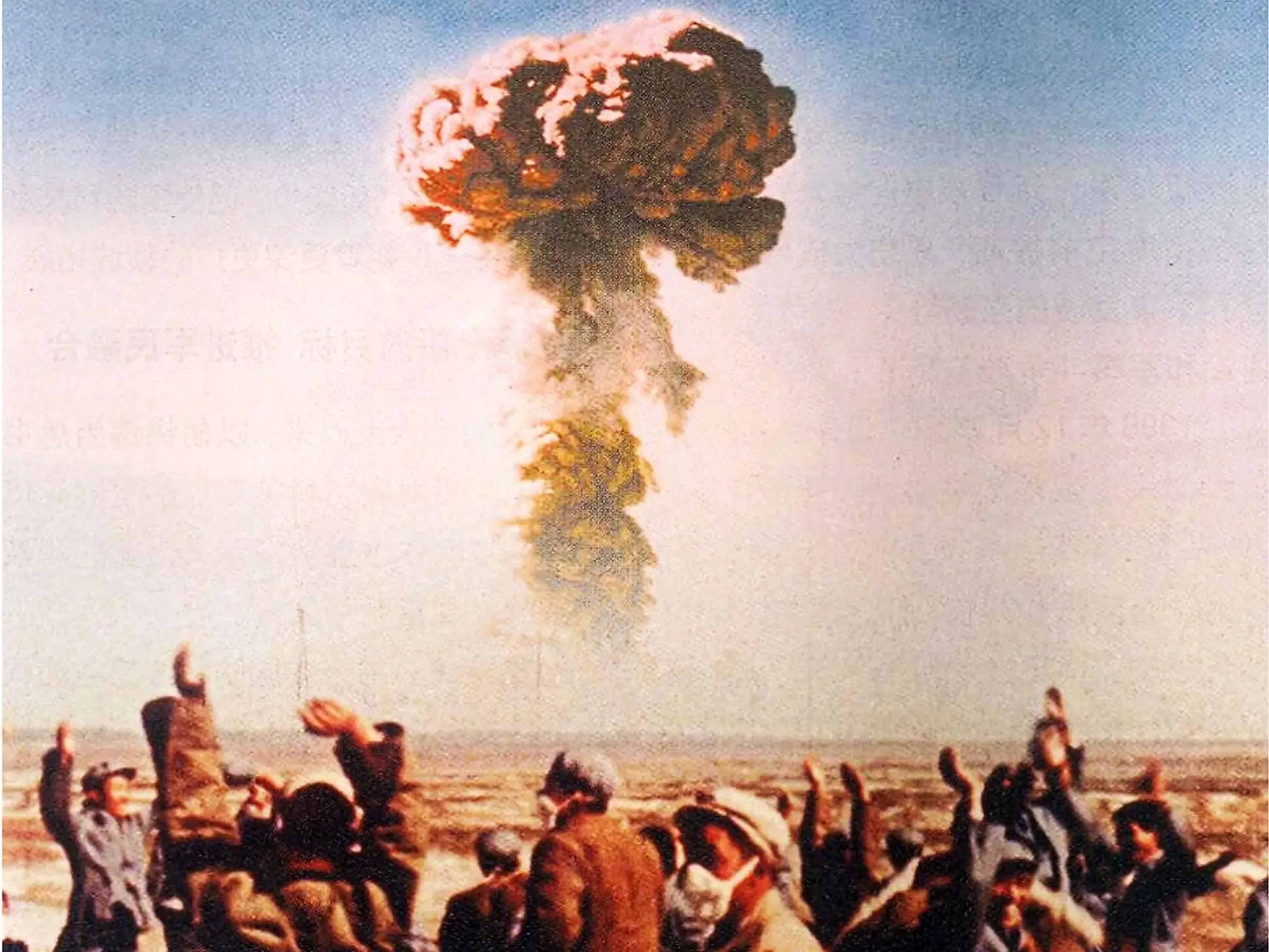 Trabajadores y técnicos en la base de pruebas nucleares de Lop Nur, en Xinjiang, celebran la primera explosión de una bomba nuclear china el 16 de octubre de 1964.