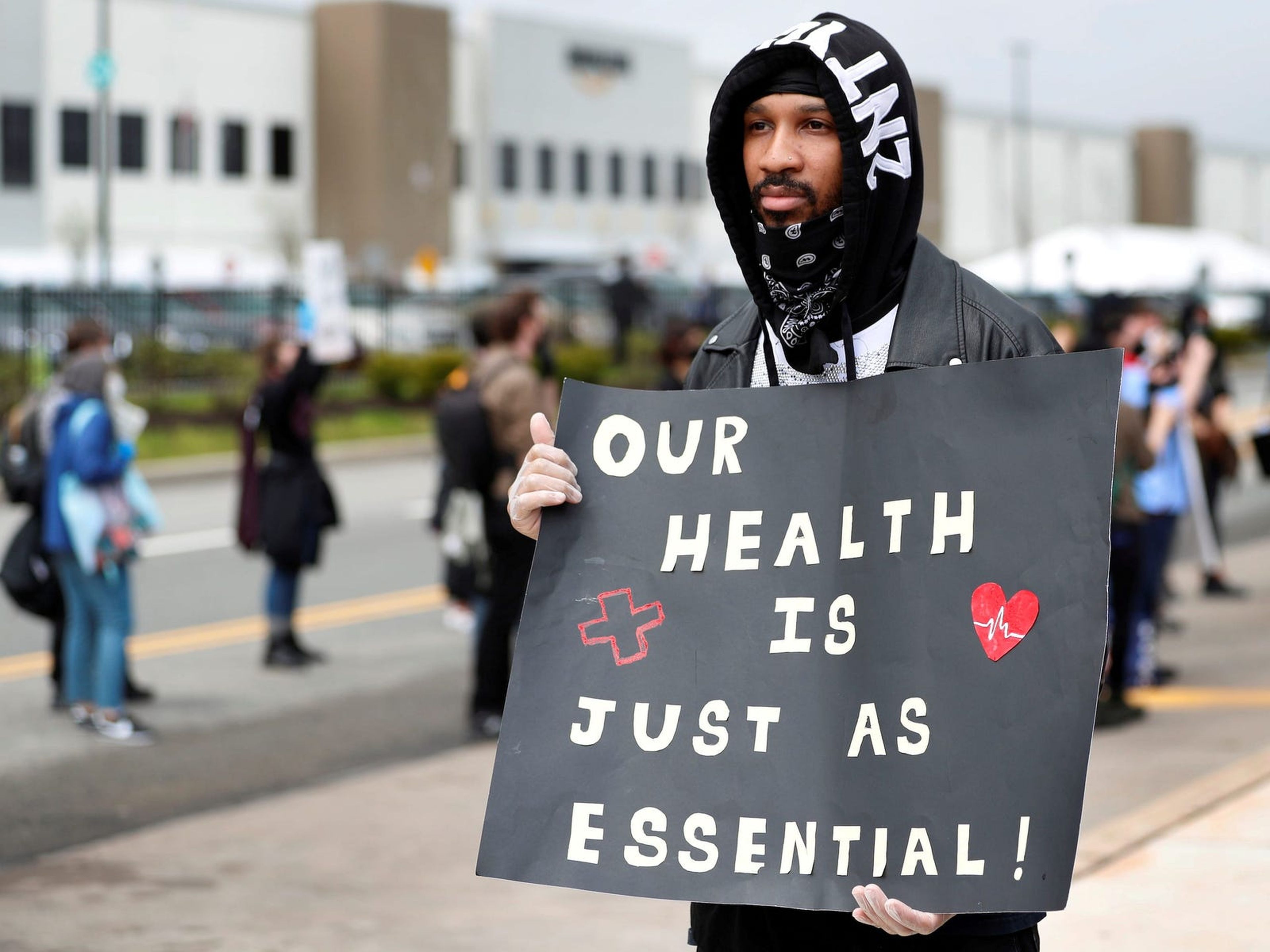 Christian Smalls, exempleado de Amazon, manifestándose durante una protesta frente a un almacén de Amazon en Staten Island el 1 de mayo de 2020.