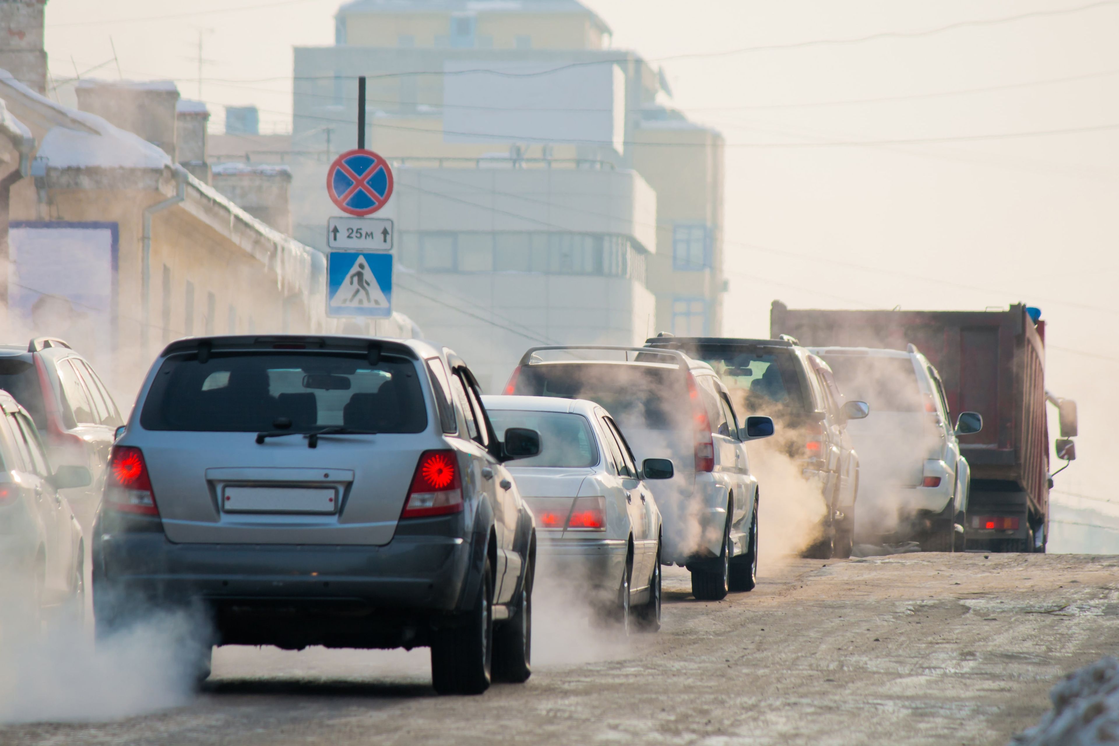 Выбросы двигателей автомобиля. Выхлопы автомобилей. Загрязнение воздуха автомобилями. Выхлопные ГАЗЫ автомобилей. Выбросы в атмосферу от автотранспорта.