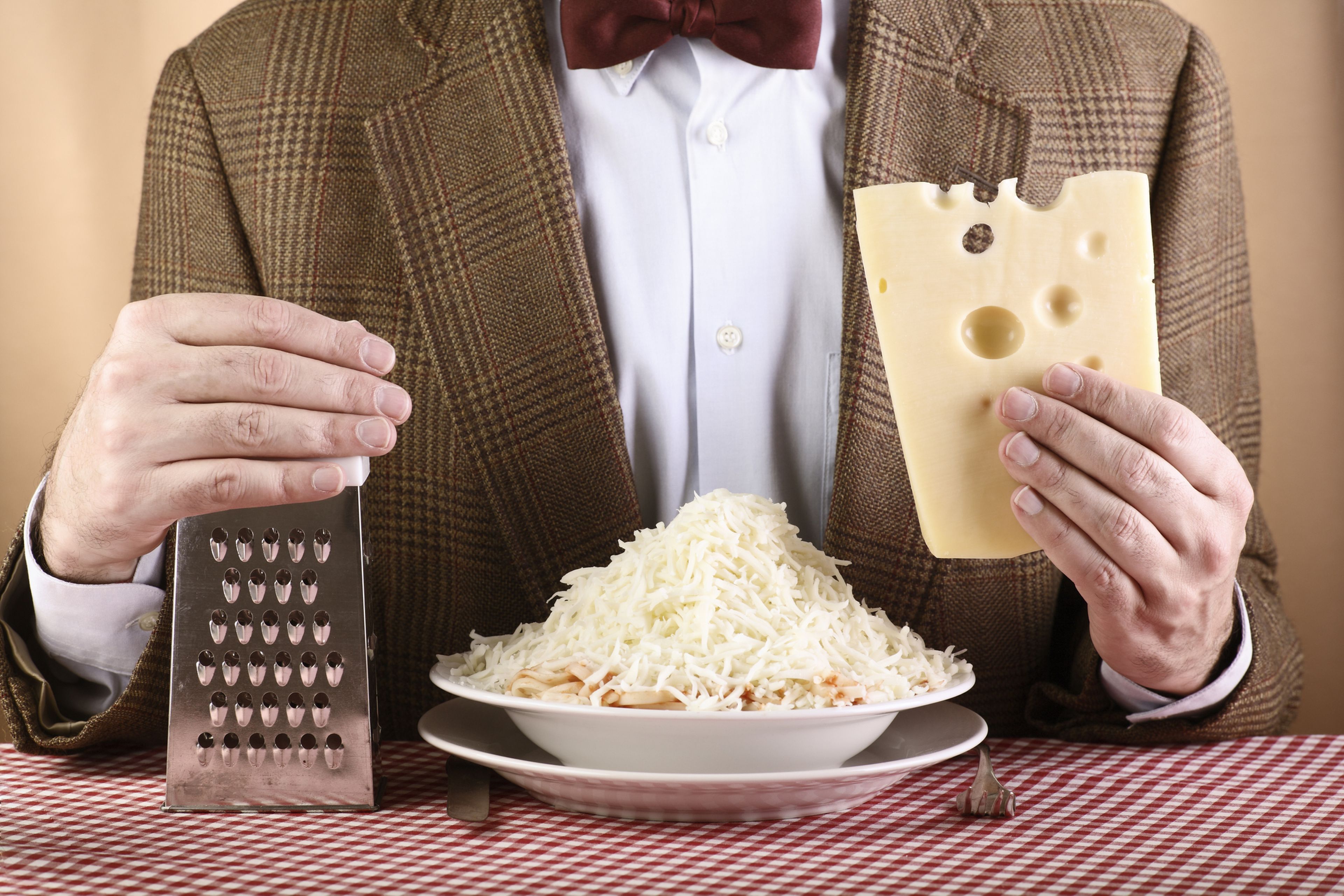 Есть сырое просто. Человек ест сыр. Человек сыр. Любитель сыра. Мужчина и сыр.
