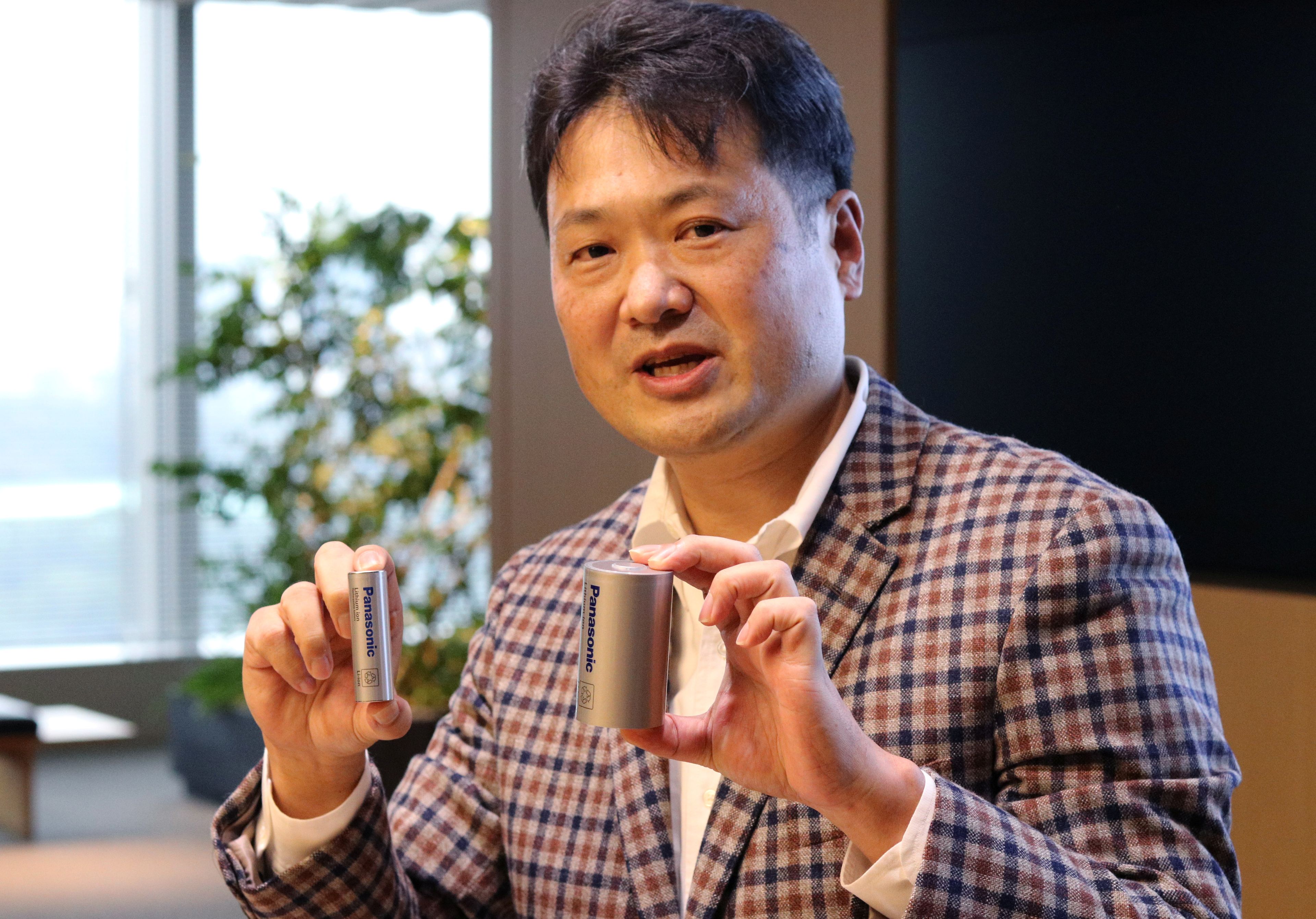 El consejero delegado del área de baterías de Panasonic, Kazuo Tadanobu, en la presentación del prototipo de la celda 4680 para Tesla, en octubre de 2021.