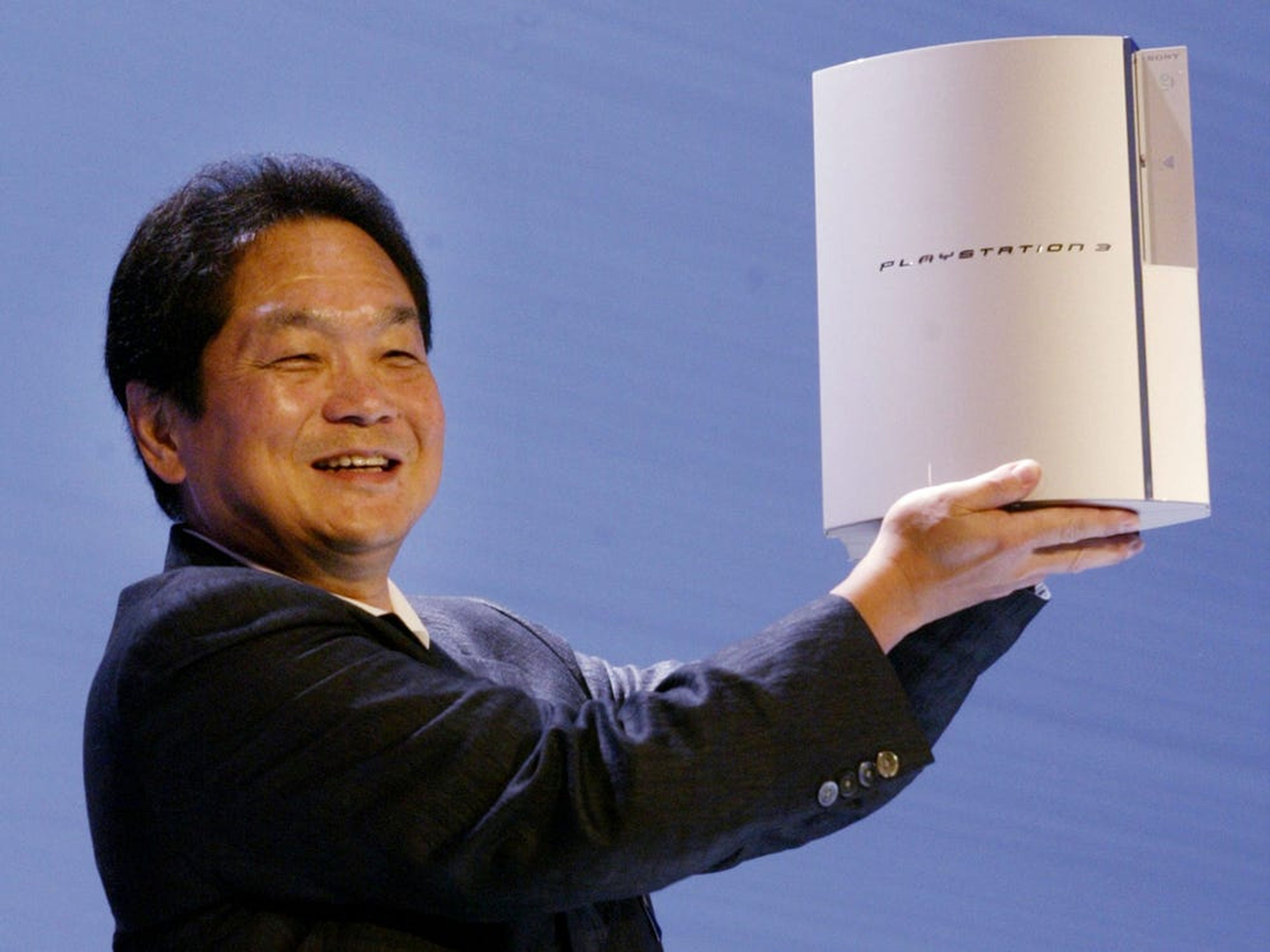 El inventor de la PlayStation, Ken Kutaragi, fotografiado en 2005, sostiene una PlayStation 3.