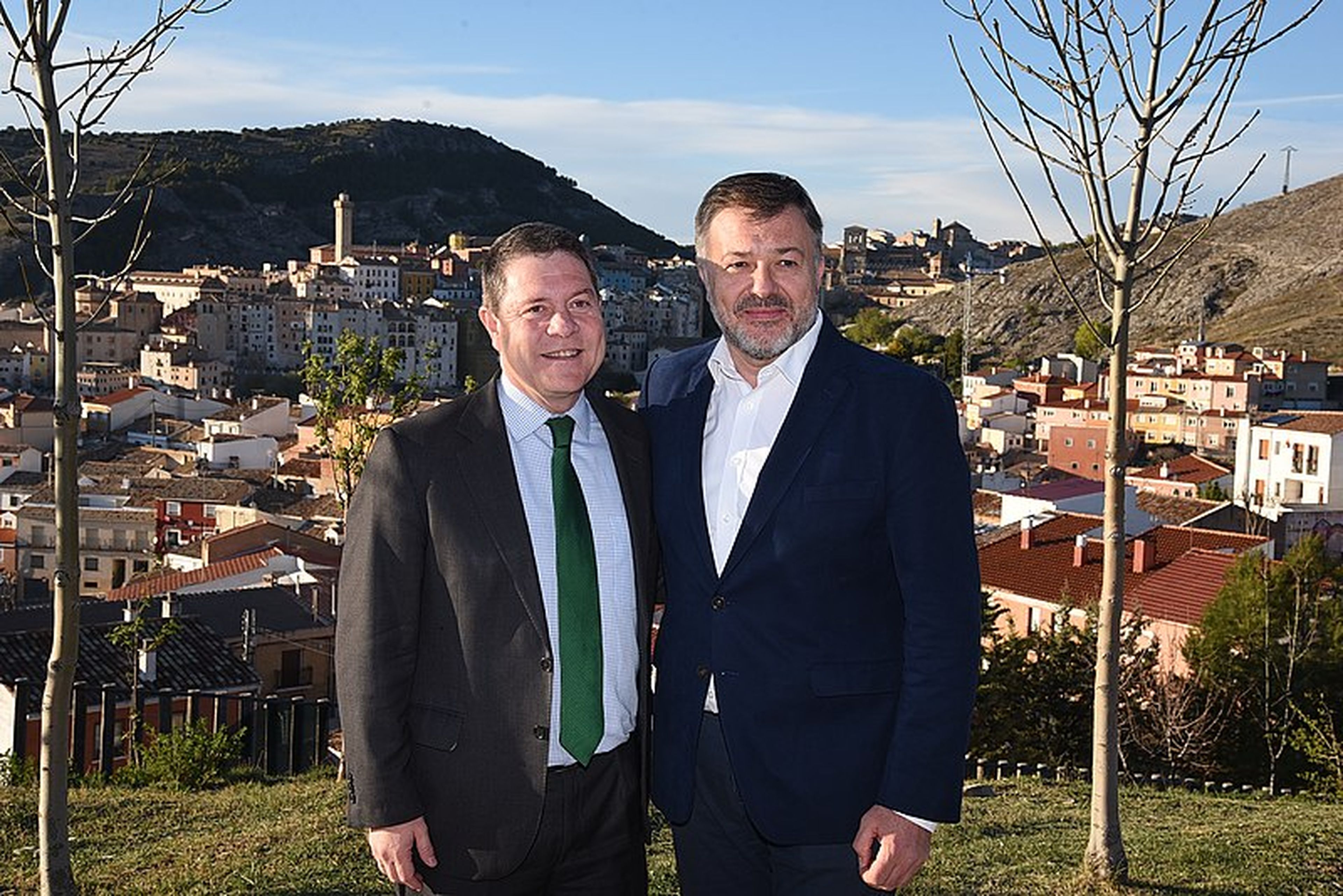 El alcalde de Cuenca, Darío Dolz (derecha), con el presidente de Castilla-La Mancha, Emiliano García-Page.