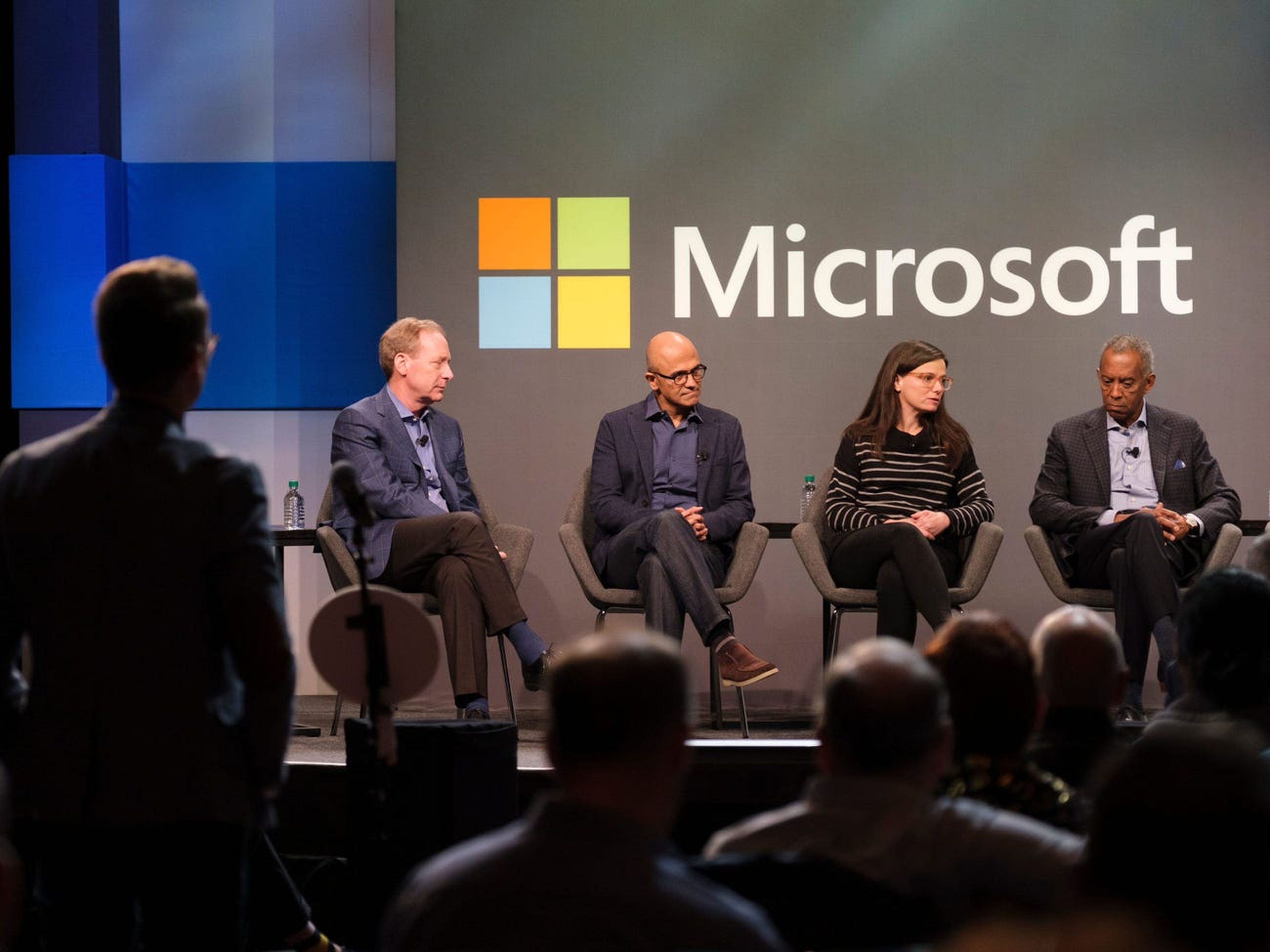 El director legal de Microsoft, Brad Smith, el director ejecutivo, Satya Nadella, la vicepresidenta ejecutiva y directora financiera, Amy Hood, y el presidente de la junta, John Thompson.