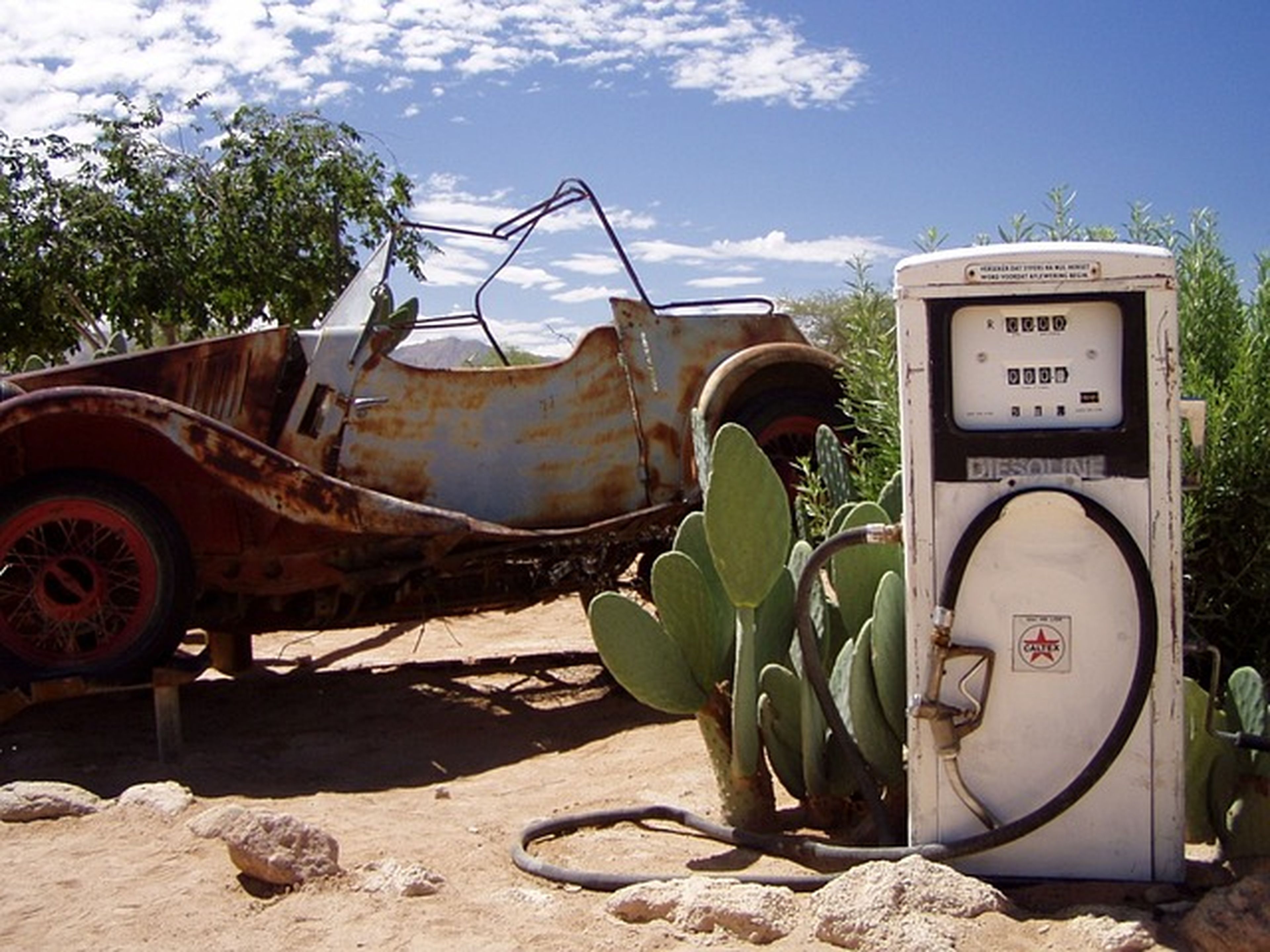 Un dispensador de gasolina antiguo.