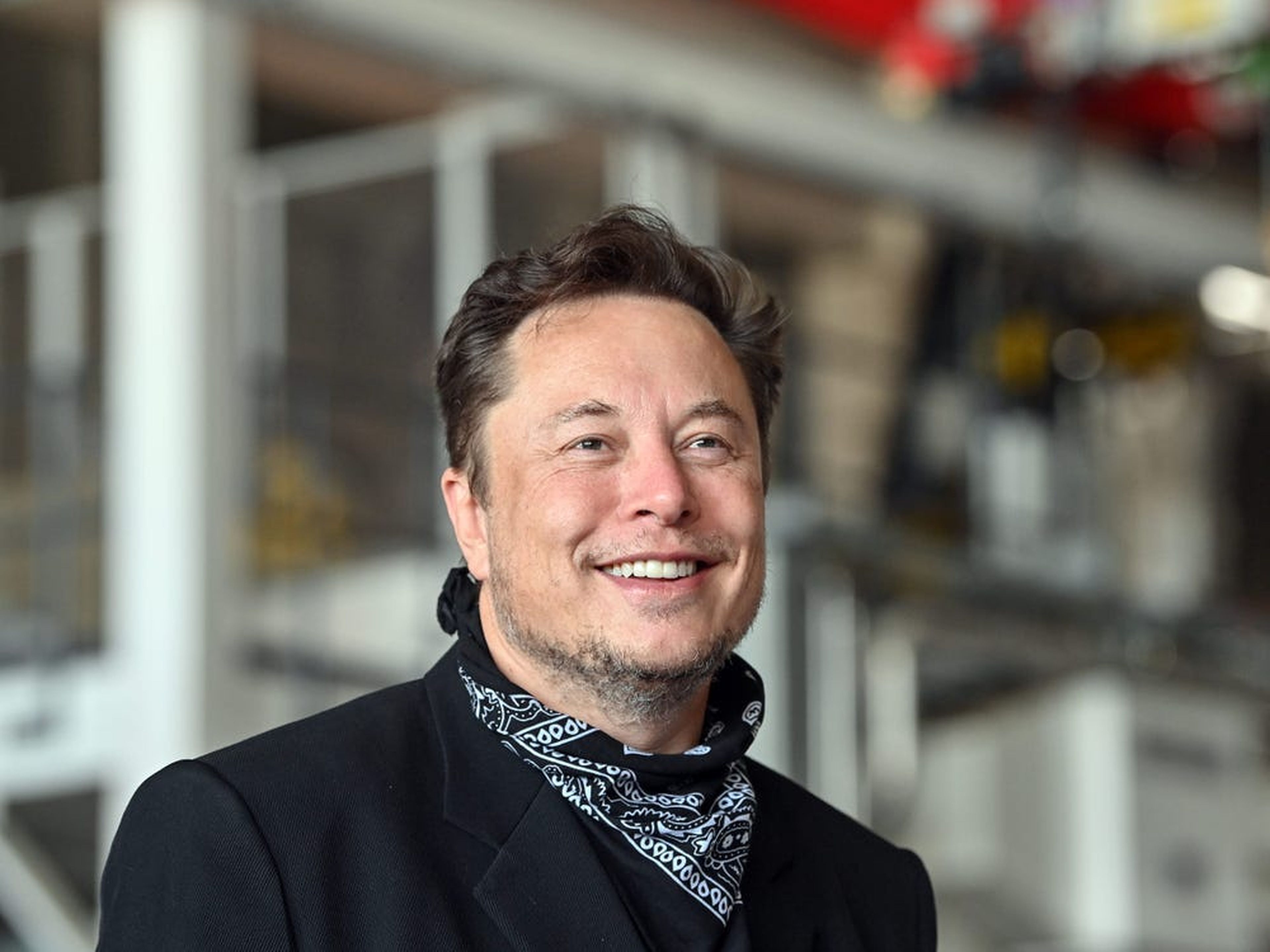 Elon Musk, además de fundador de Tesla y SpaceX, tiene una startup llamada Neuralink con la que pretende implantar chips neuronales.