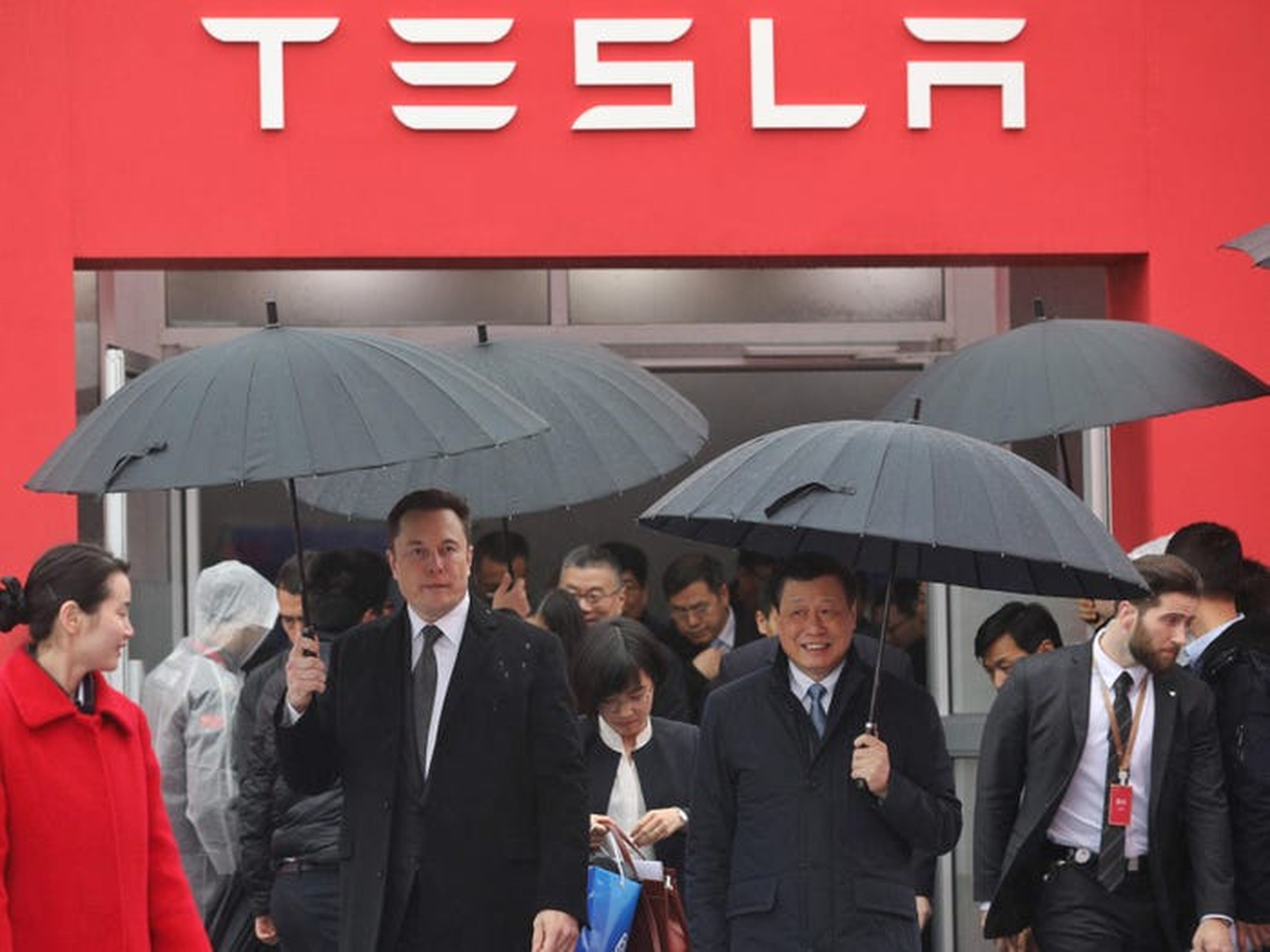 Elon Musk con el exalcalde de Shangái, Ying Yong, en 2019