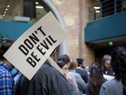 Un empleado de Google sostiene una pancarta con el lema de la firma 'Don't be evil' durante la huelga de 2018.