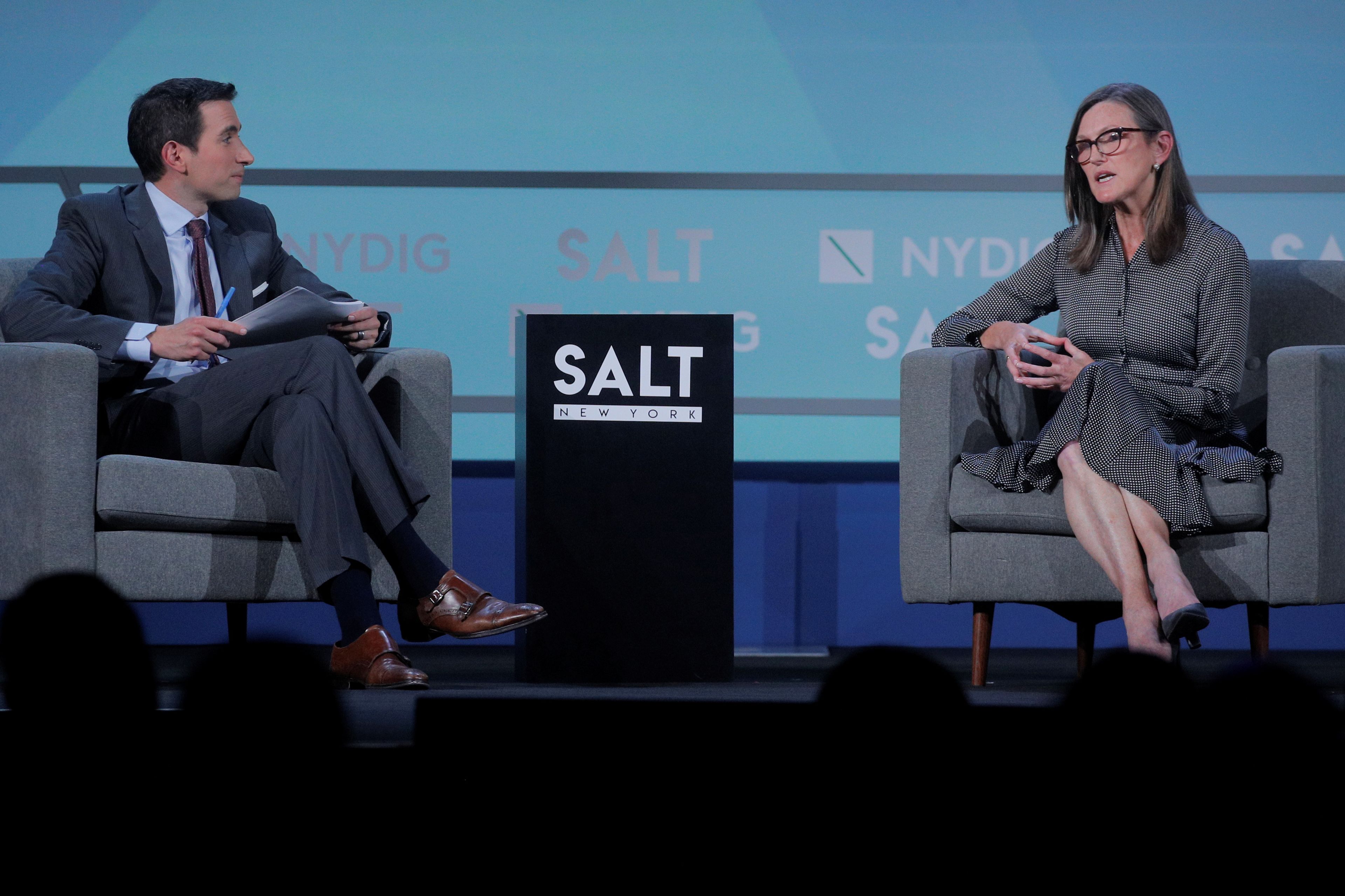 Cathie Wood, CEO y fundadora de ARK Invest, en una entrevista con Andrew Ross Sorkin.