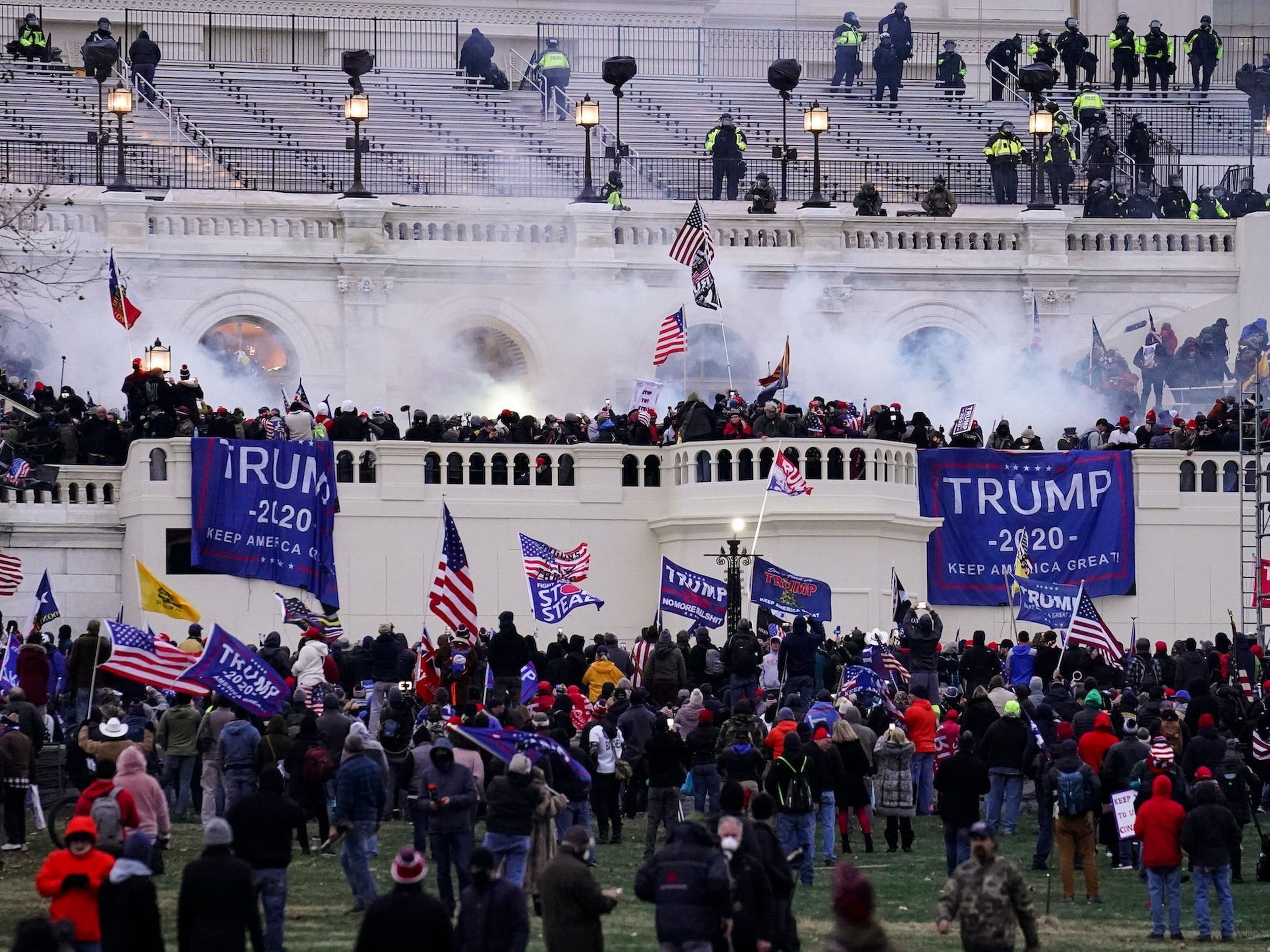 Manifestantes violentos afines al presidente Donald Trump asaltando el Capitolio el miércoles 6 de enero de 2021 en Washington (Estados Unidos).