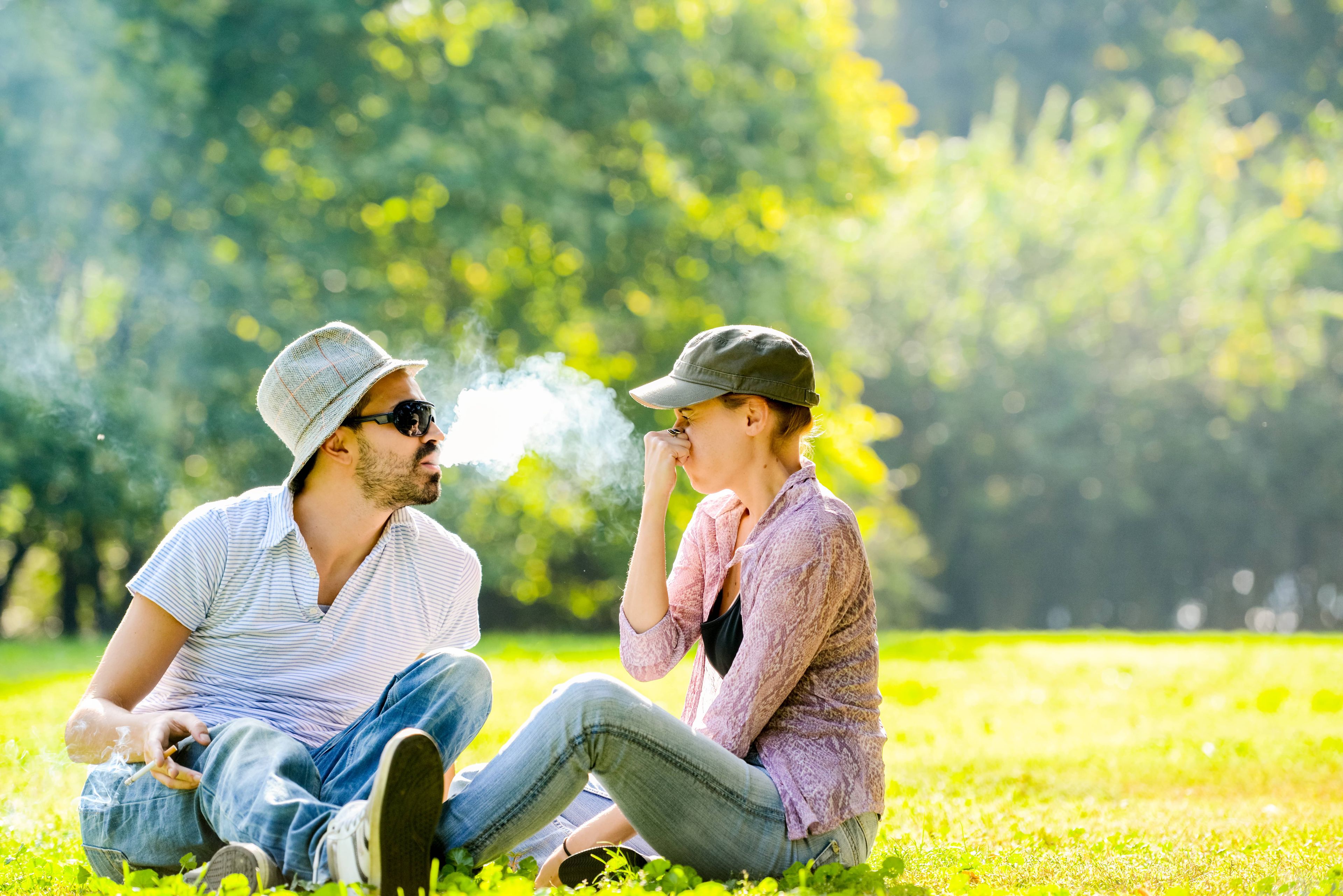 Un hombre fuma delante de su pareja y le pega el mal olor