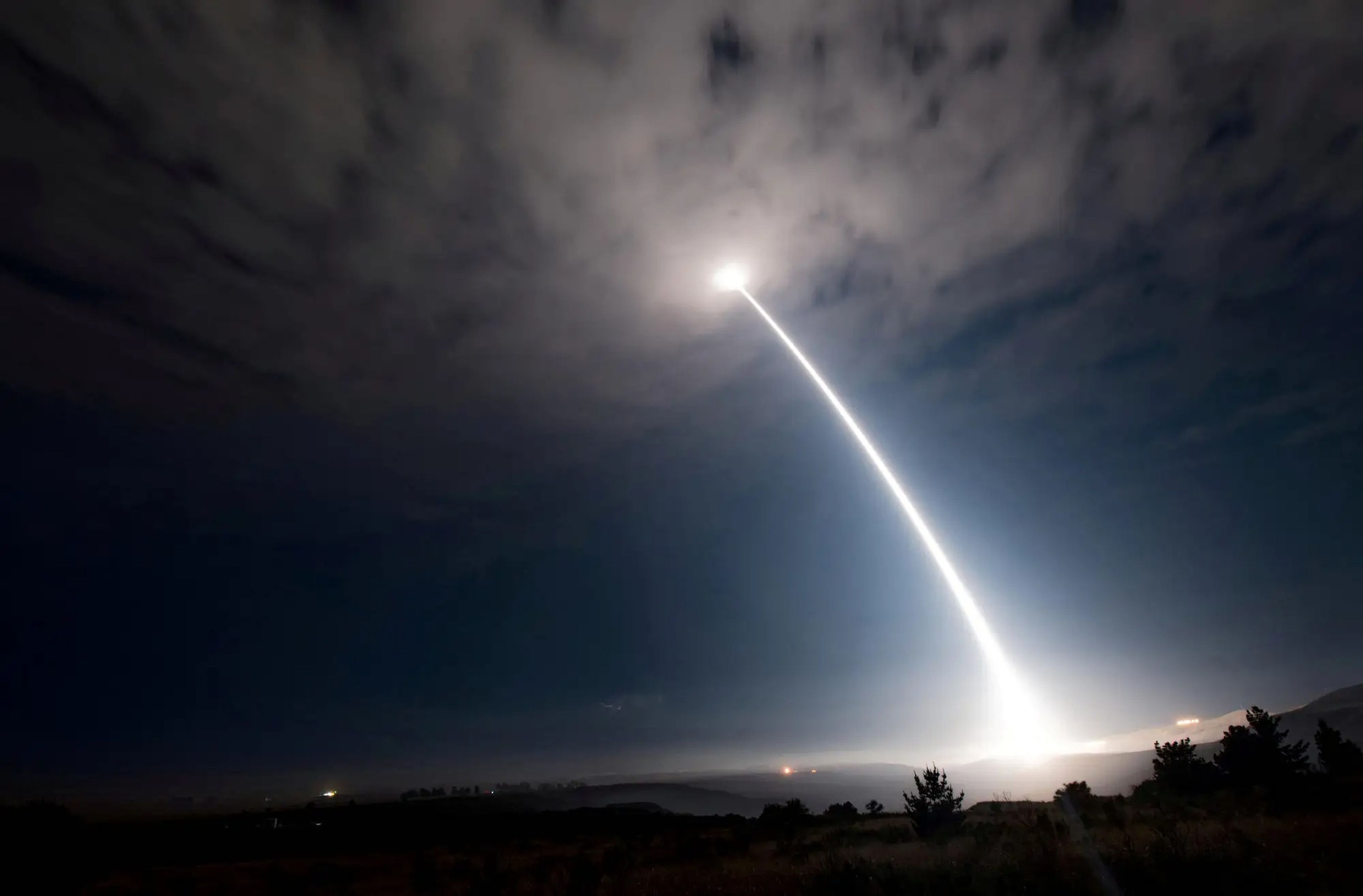 Un ICBM Minuteman III desarmado se lanza durante una prueba en la base aérea de Vandenberg en California (Estados Unidos) el 2 de agosto de 2017.