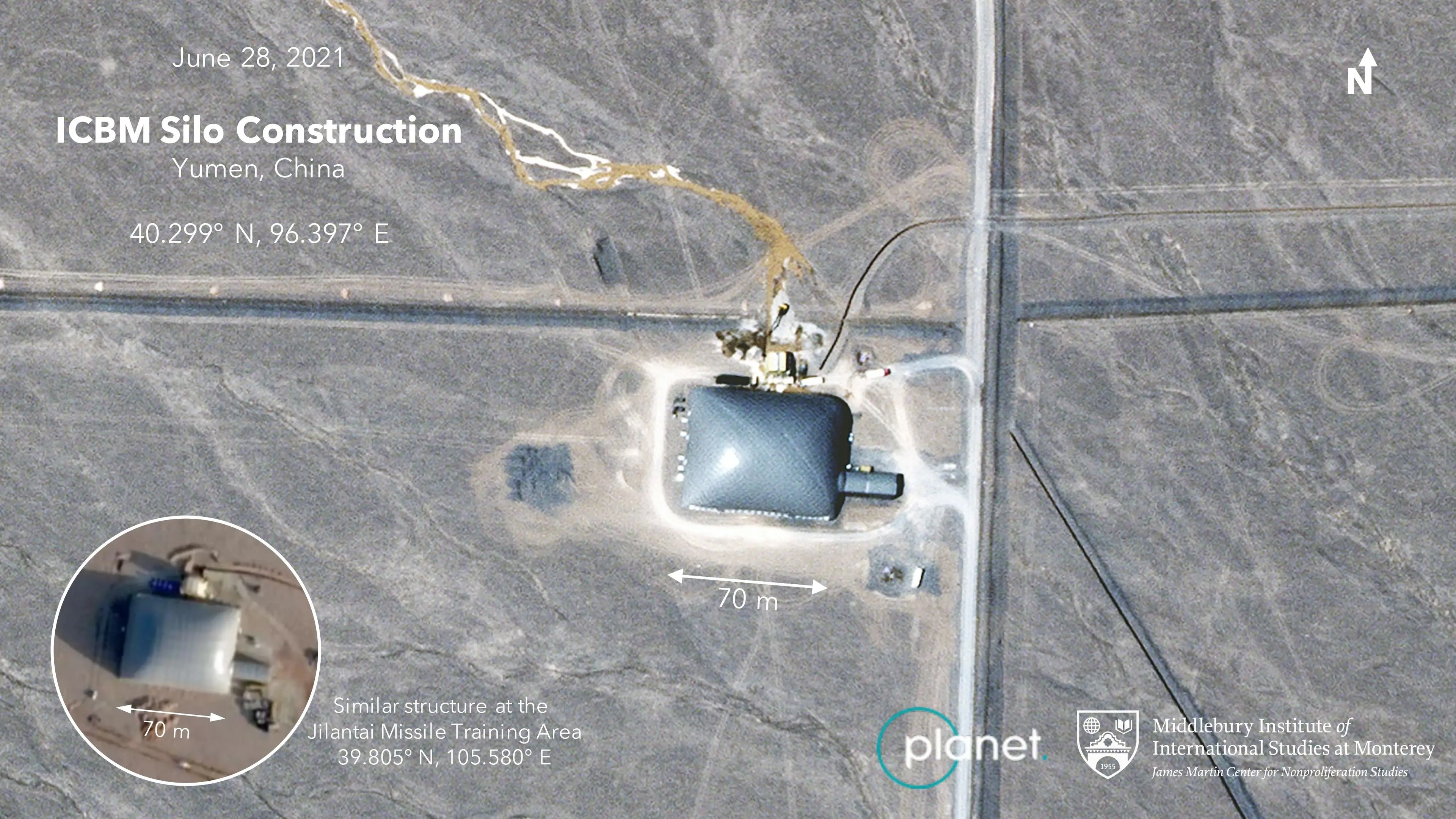 Uno de los supuestos más de 100 silos de misiles balísticos intercontinentales en construcción cerca de Yumen, en la provincia china de Gansu.