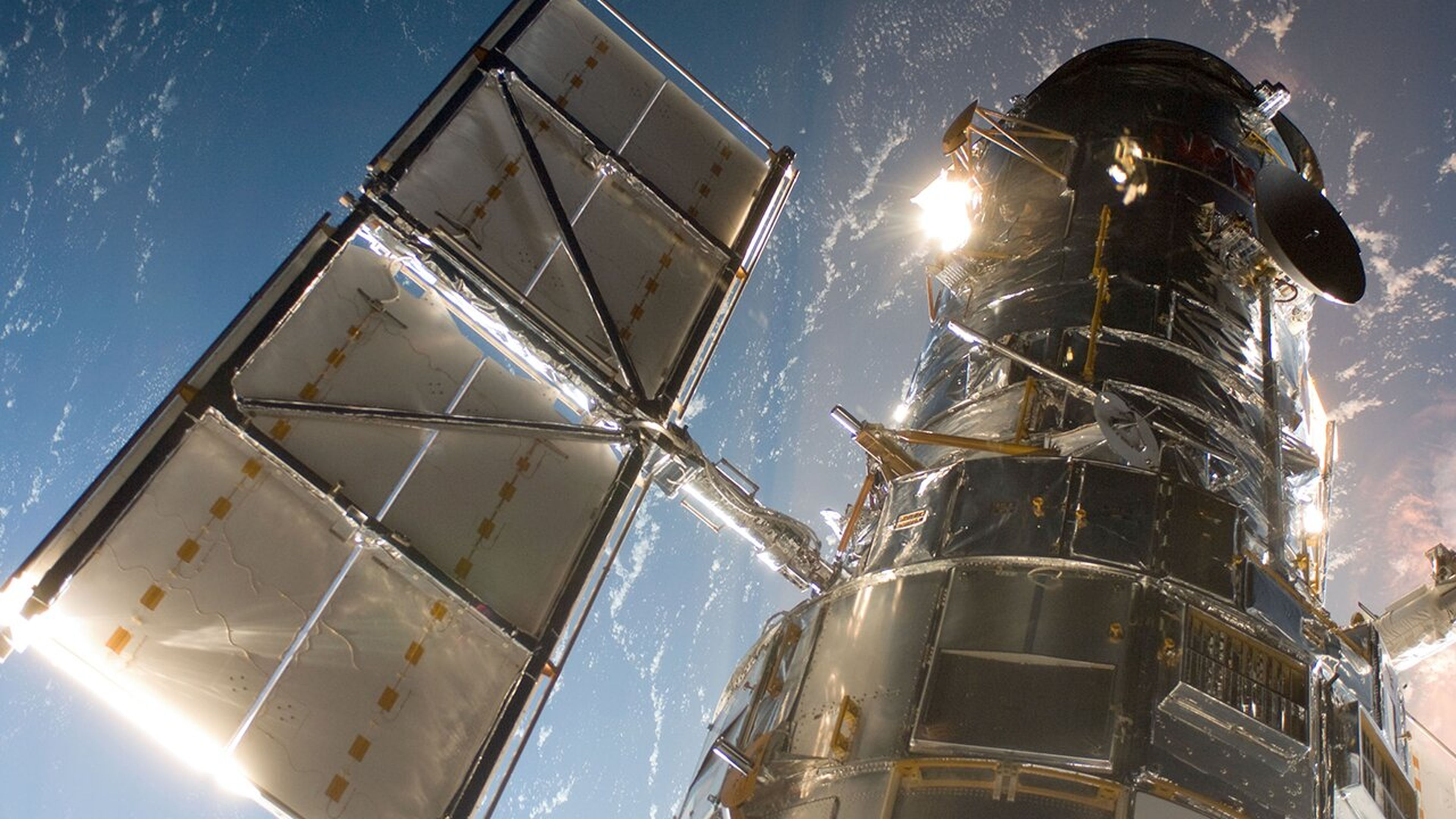 Ilustración del telescopio espacial Hubble de la NASA en órbita.