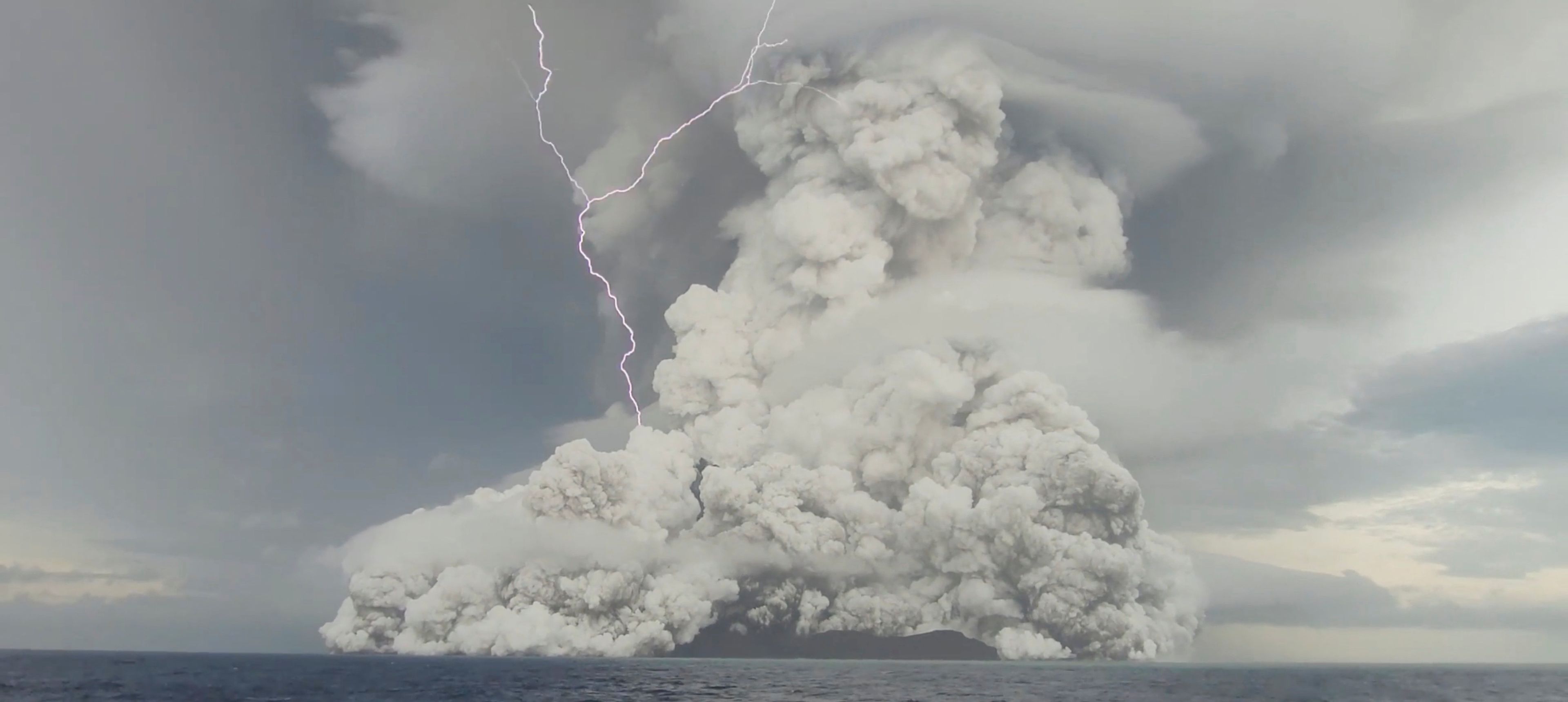 Imagen de la erupción en el volcán submarino Hunga Tonga-Hunga.