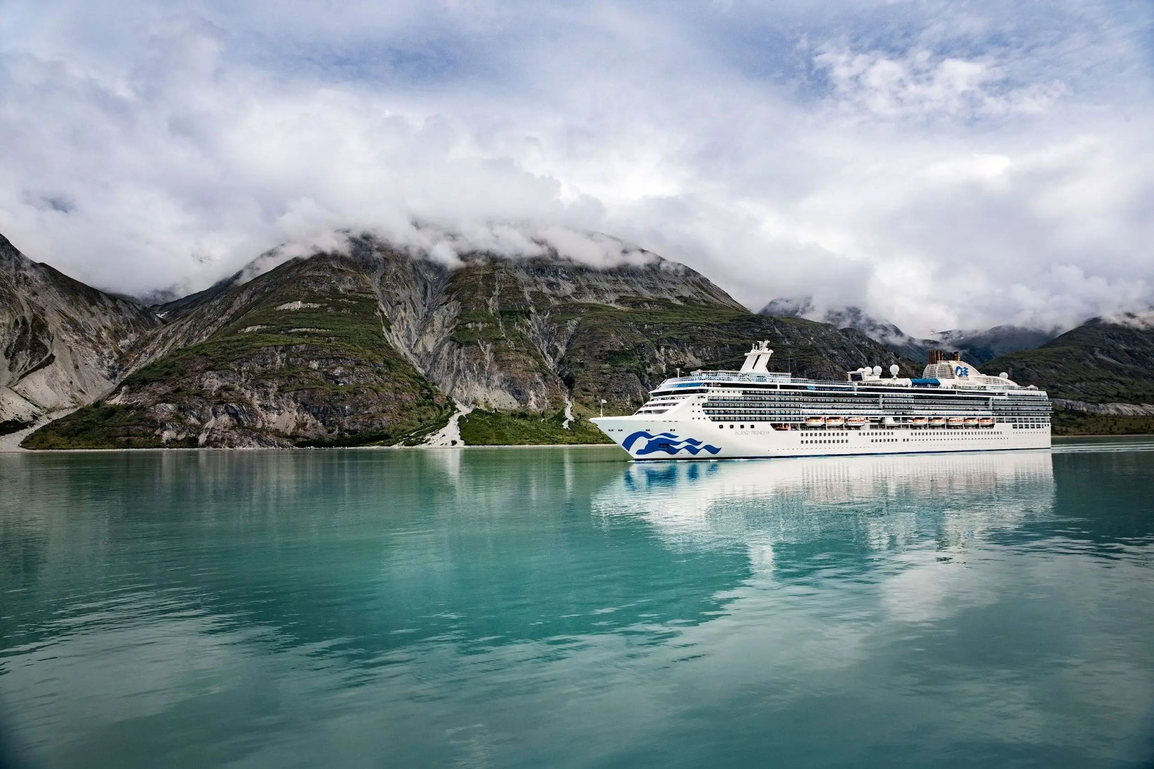 El Crucero Island Princess en la Bahía de los Glaciares, Alaska. Princess Cruises