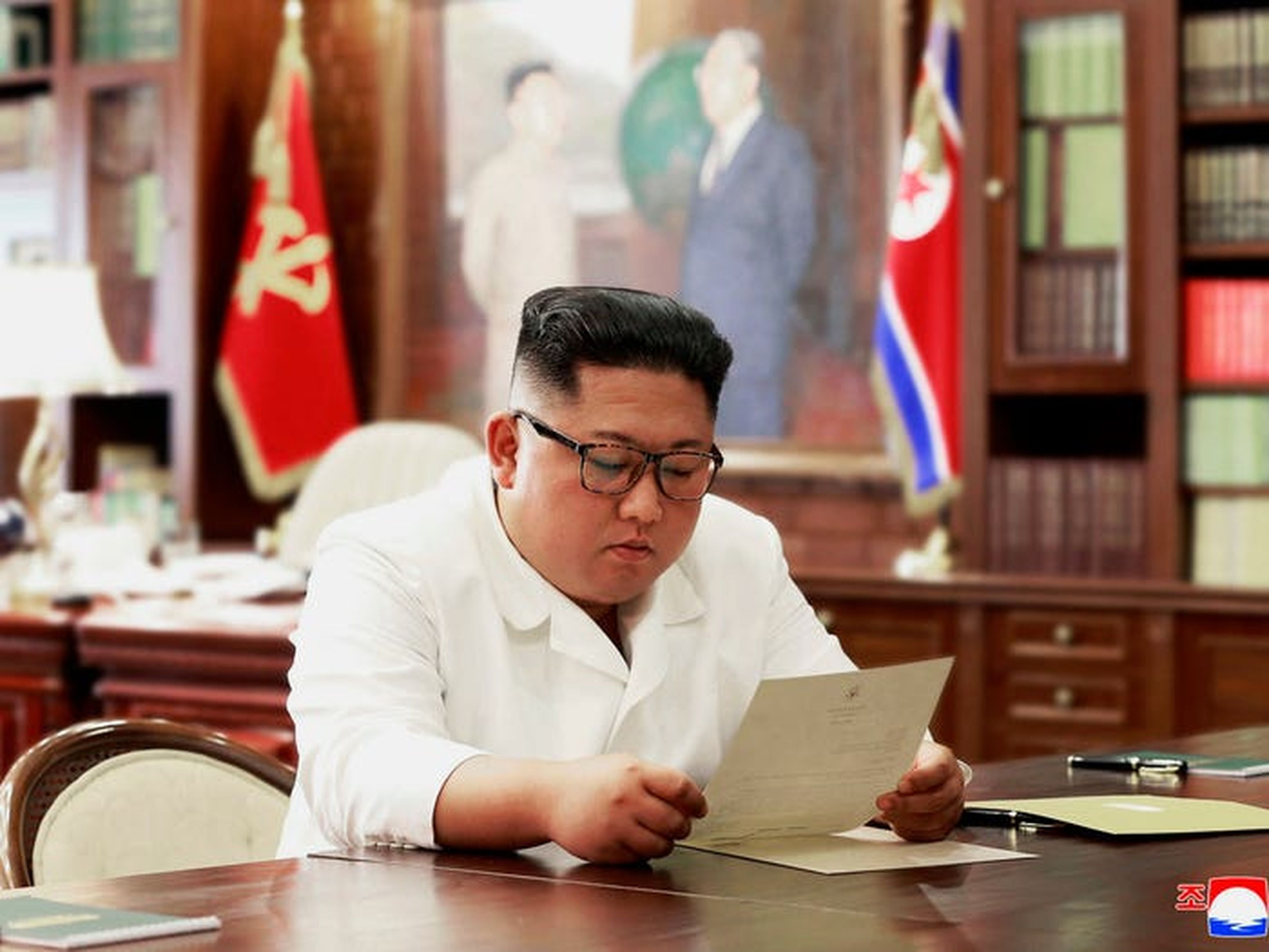 El líder norcoreano Kim Jong Un lee una carta del presidente de Estados Unidos, Donald Trump.