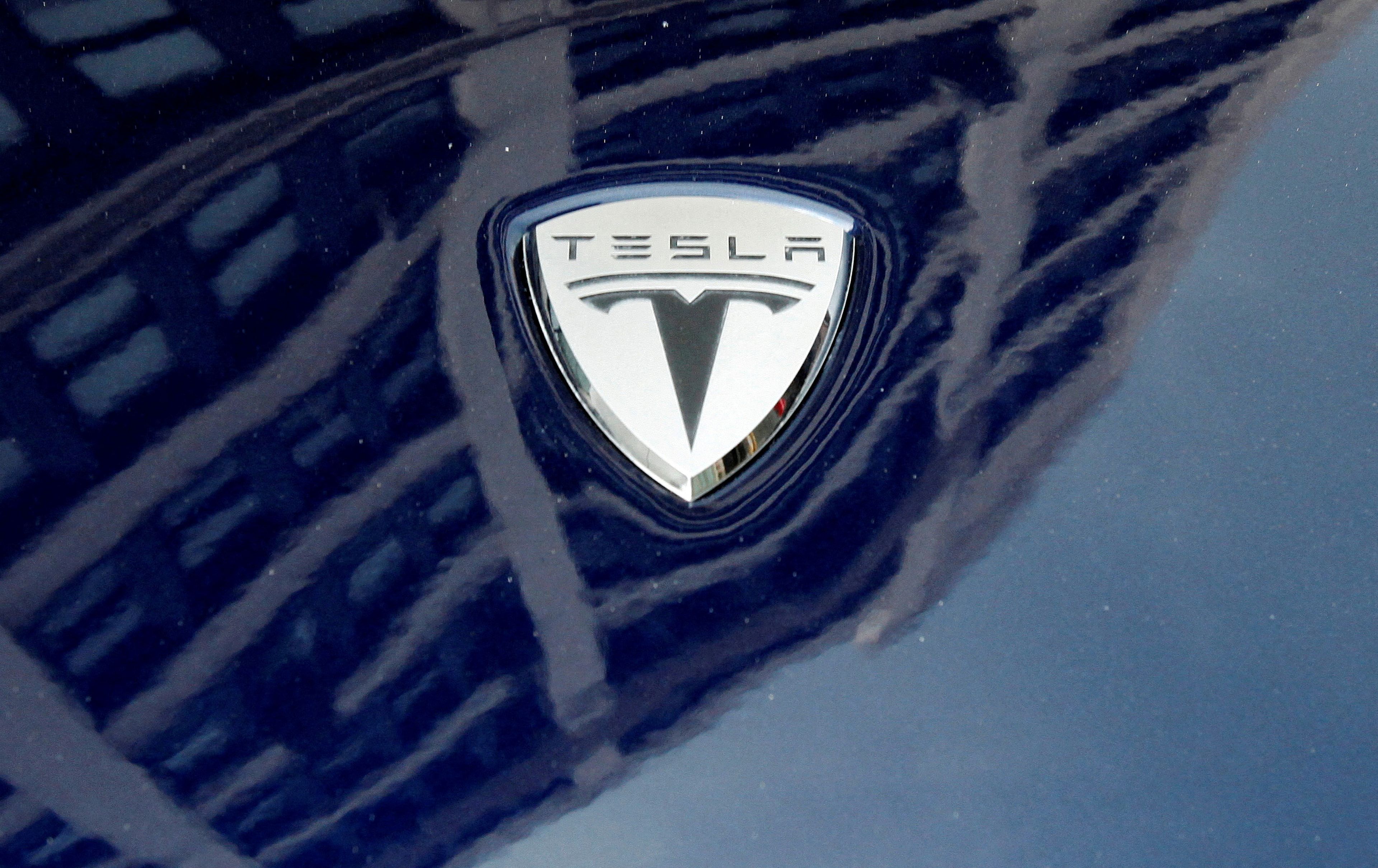 Logotipo de Tesla en uno de sus coches