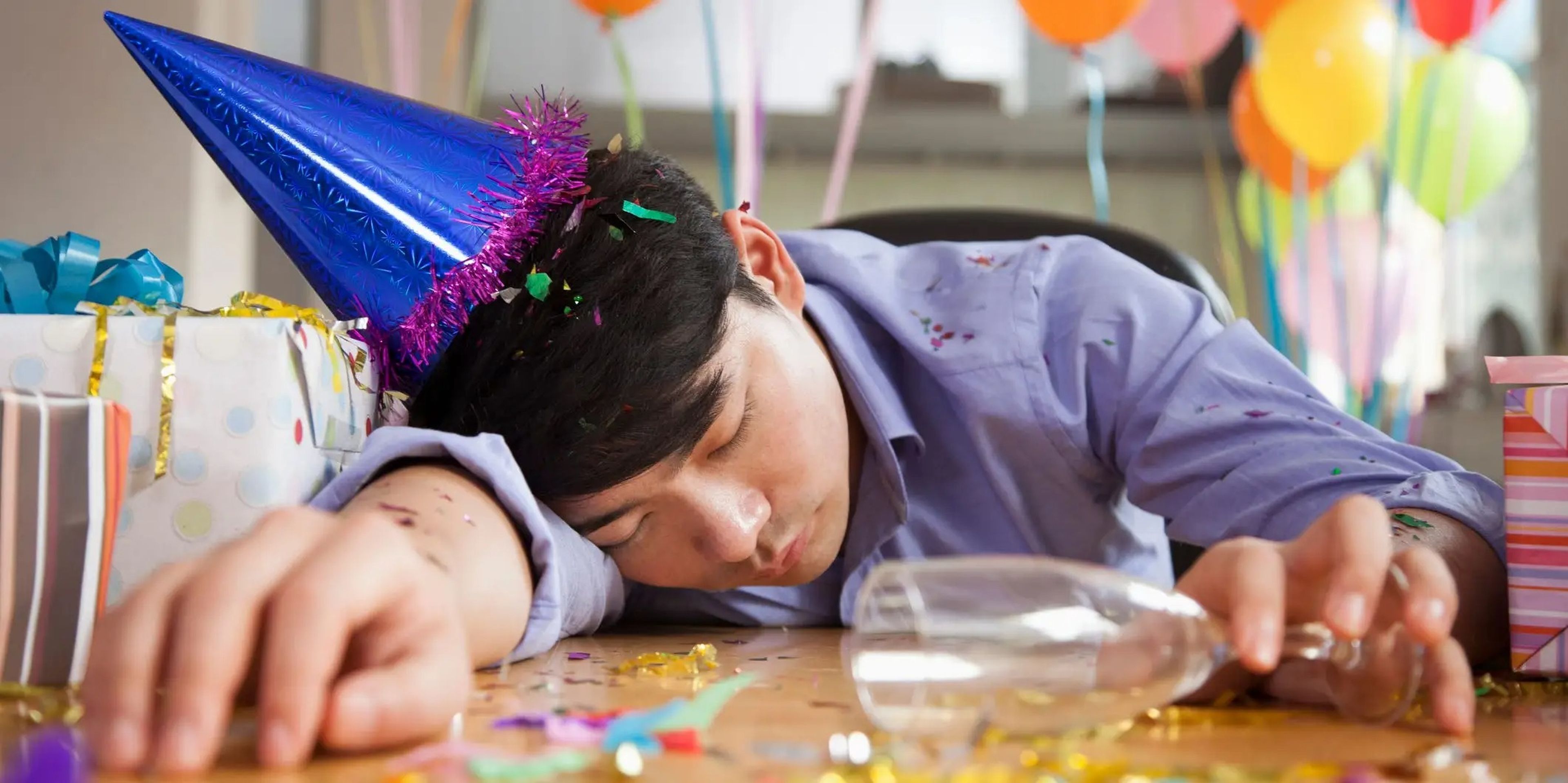 El alcohol puede ayudarte a dormir, pero arruina la calidad de tu sueño y te dejará exhausto al día siguiente.