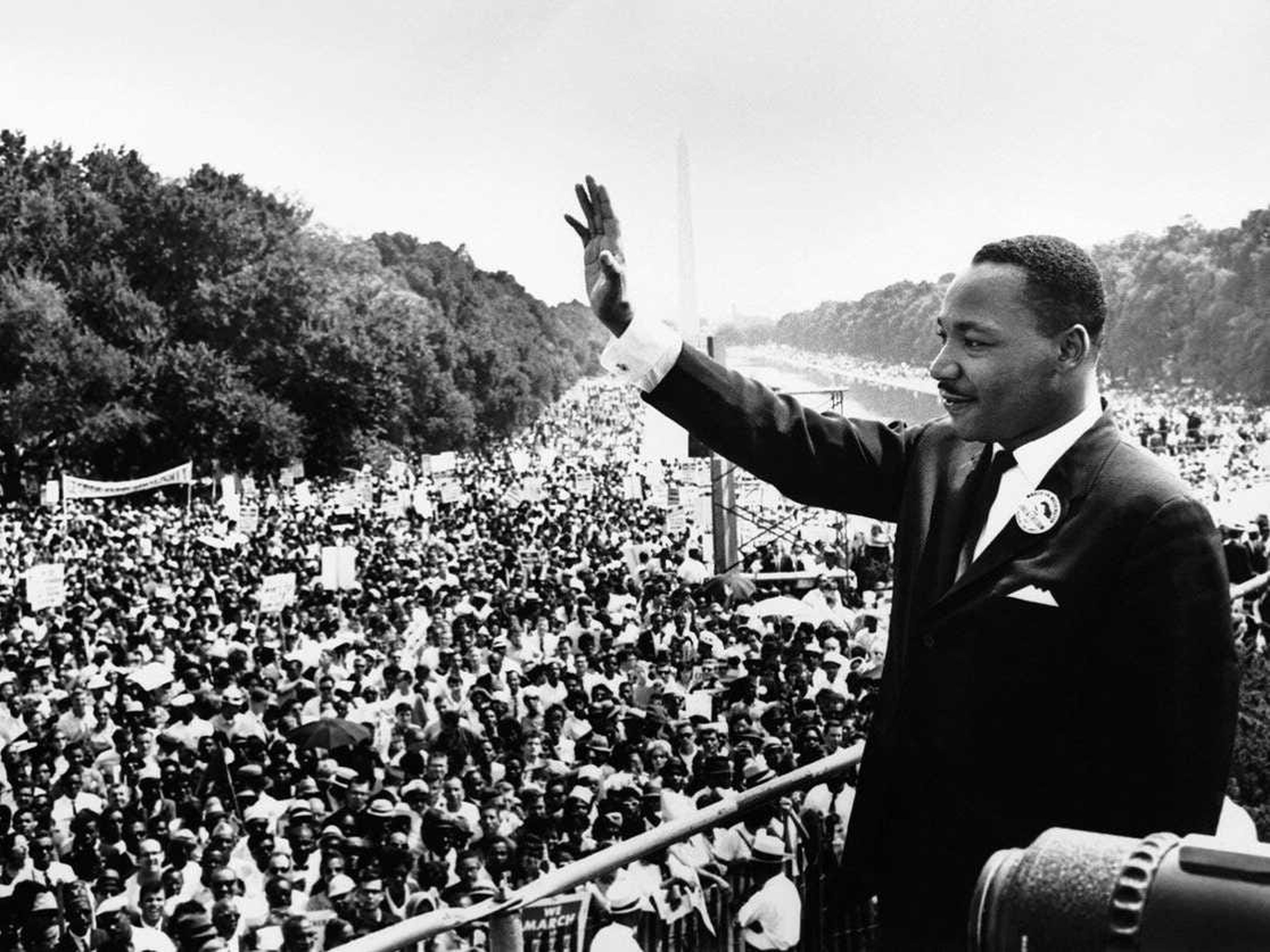 Para ser más carismático, mira los discursos de líderes como Martin Luther King, Jr.