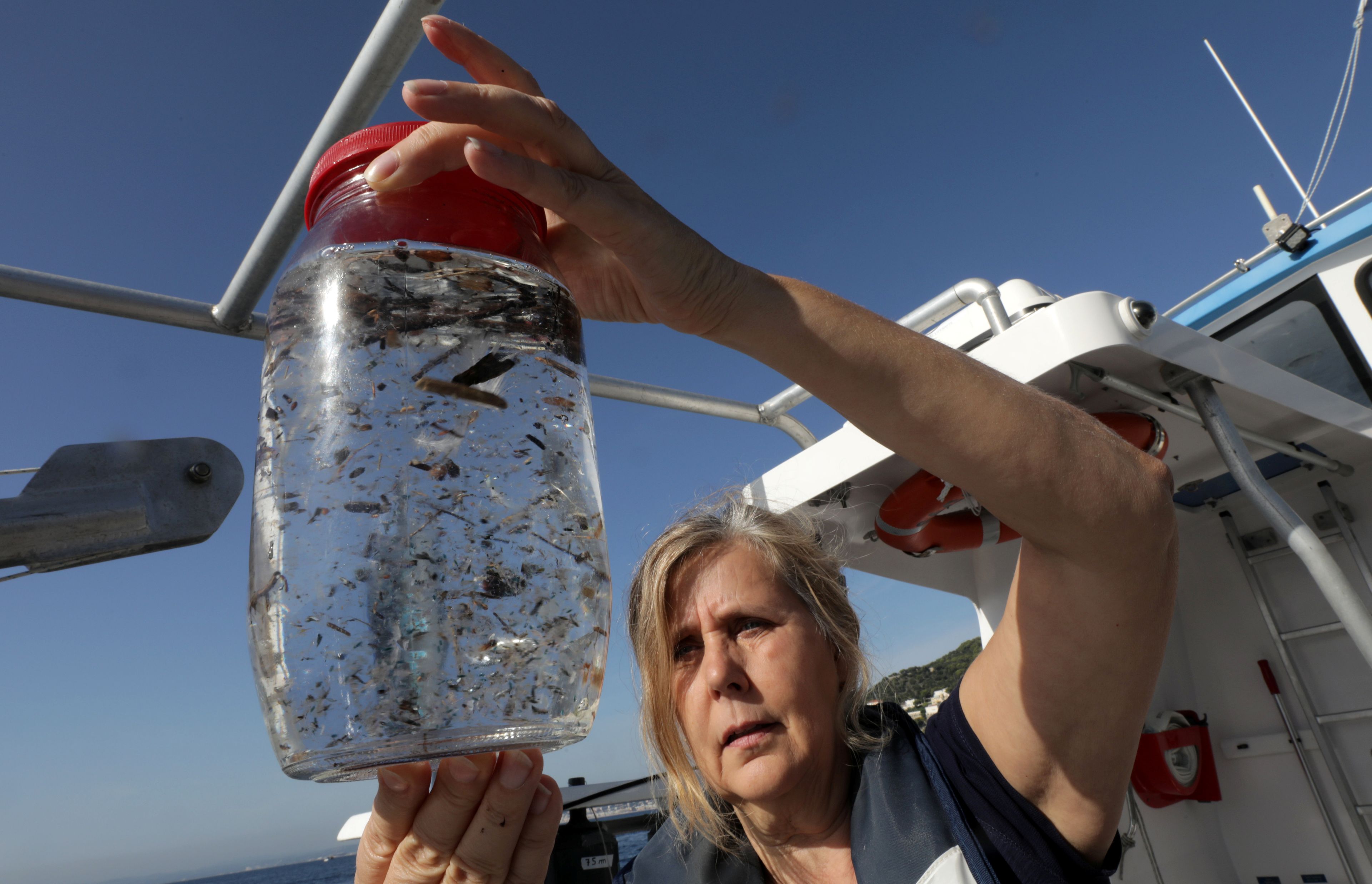Maria-Luiza Pedrotti, bióloga marina del CNRS especializada en microplásticos, observa una muestra de mar tomada del mar Mediterráneo en 2018.
