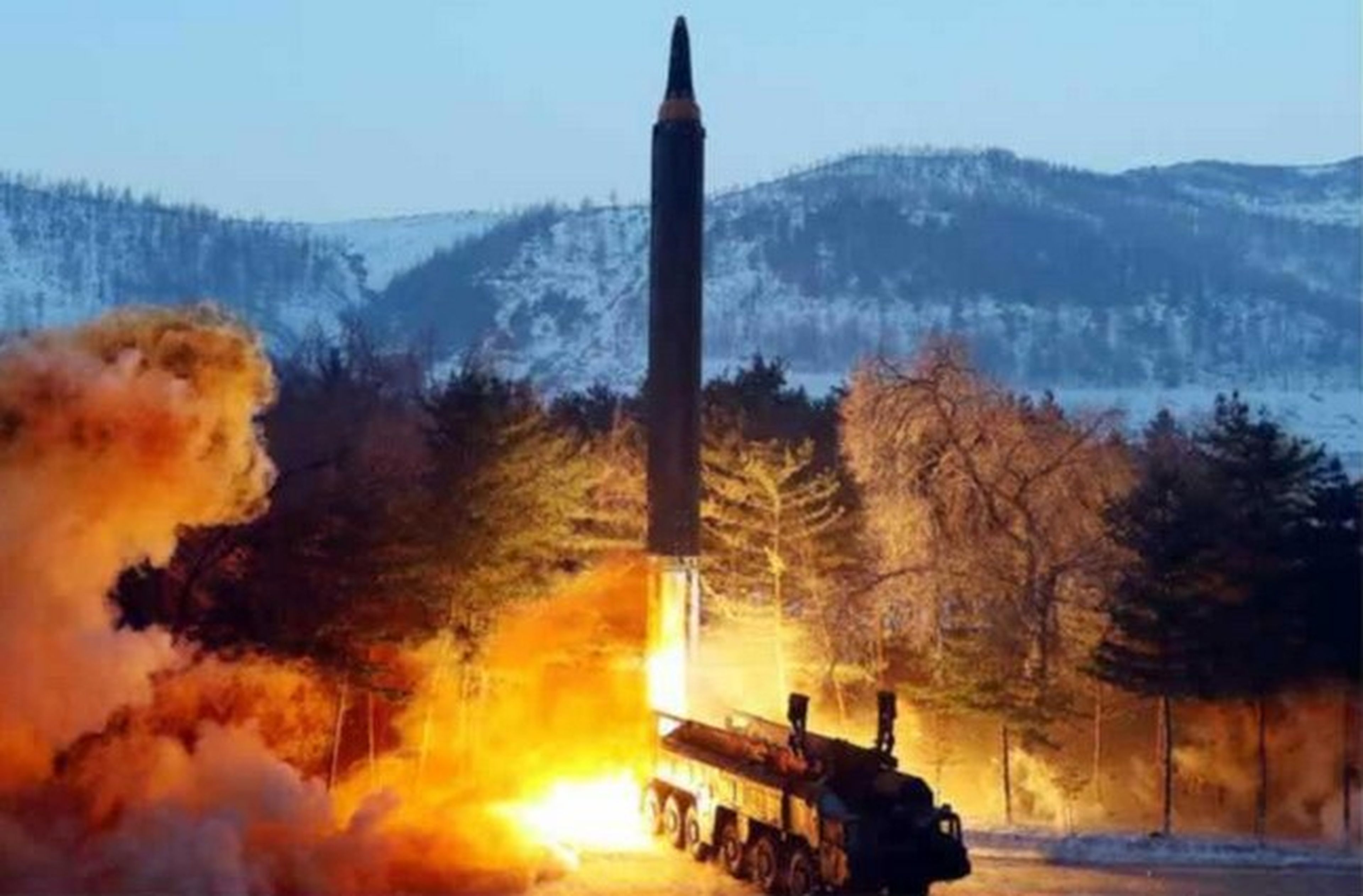 El lanzamiento del misil Hwasong 12 de Corea del Norte.