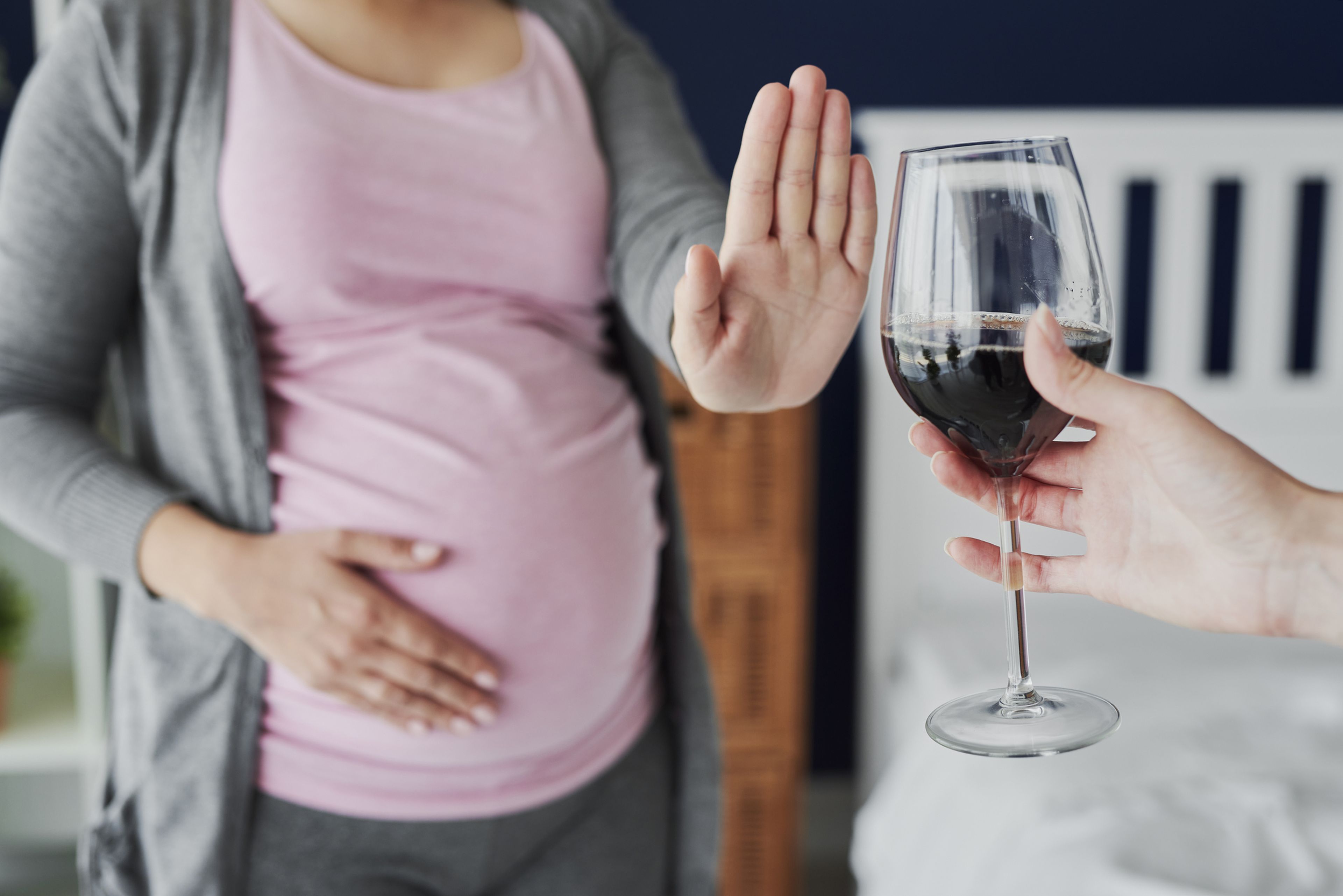 El alcohol puede dañar al feto y a la madre.