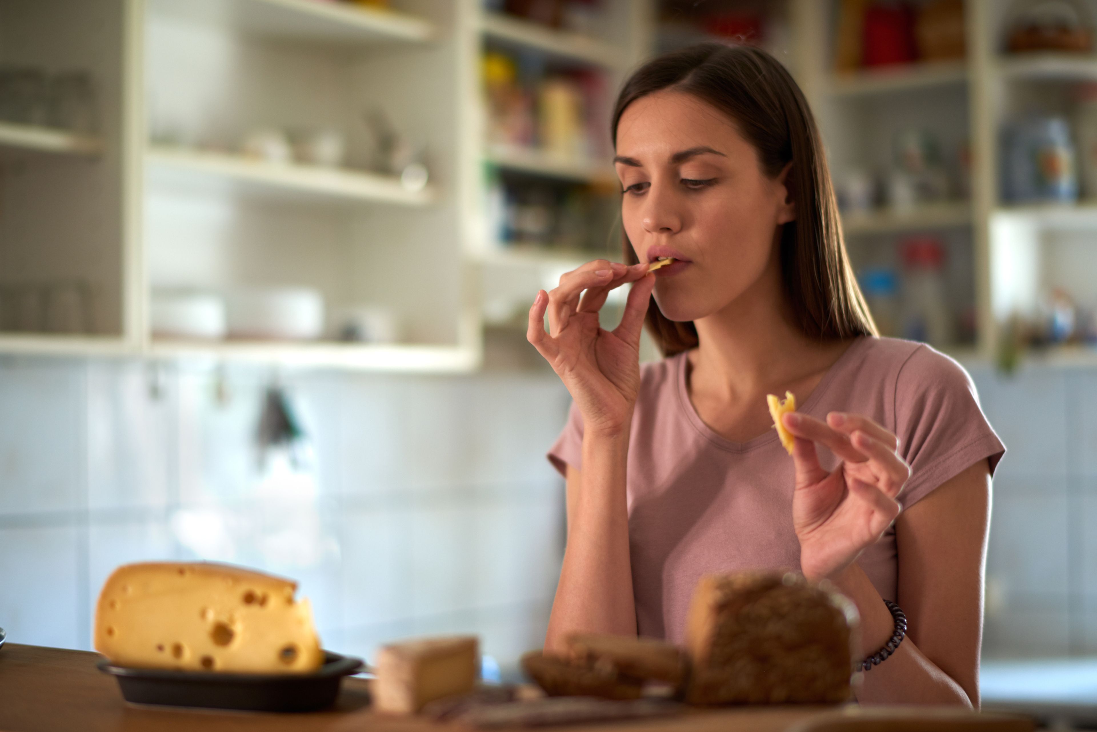Mujer intolerante a la lactosa comiendo queso