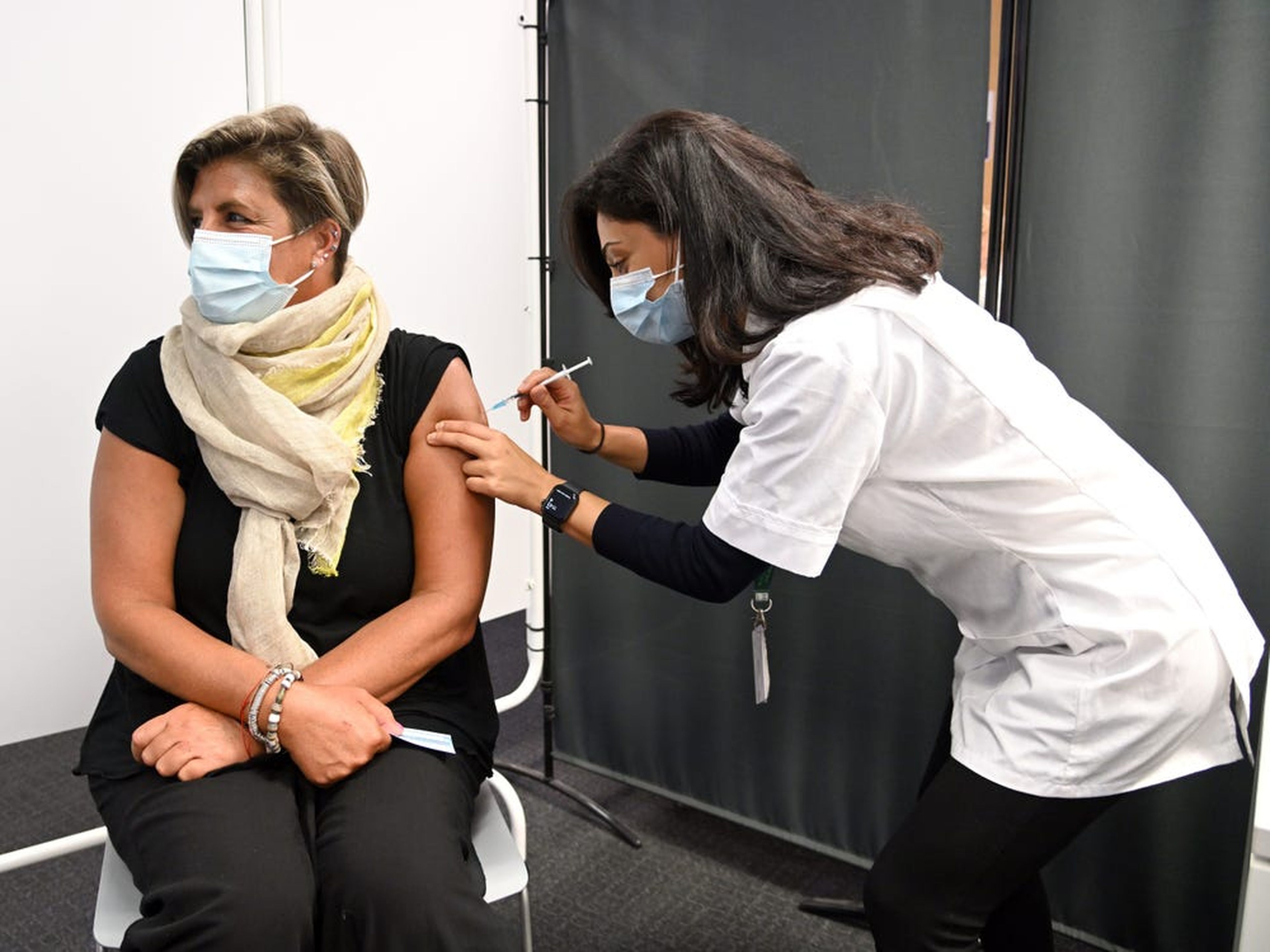 Una mujer recibe una vacuna contra el COVID-19.