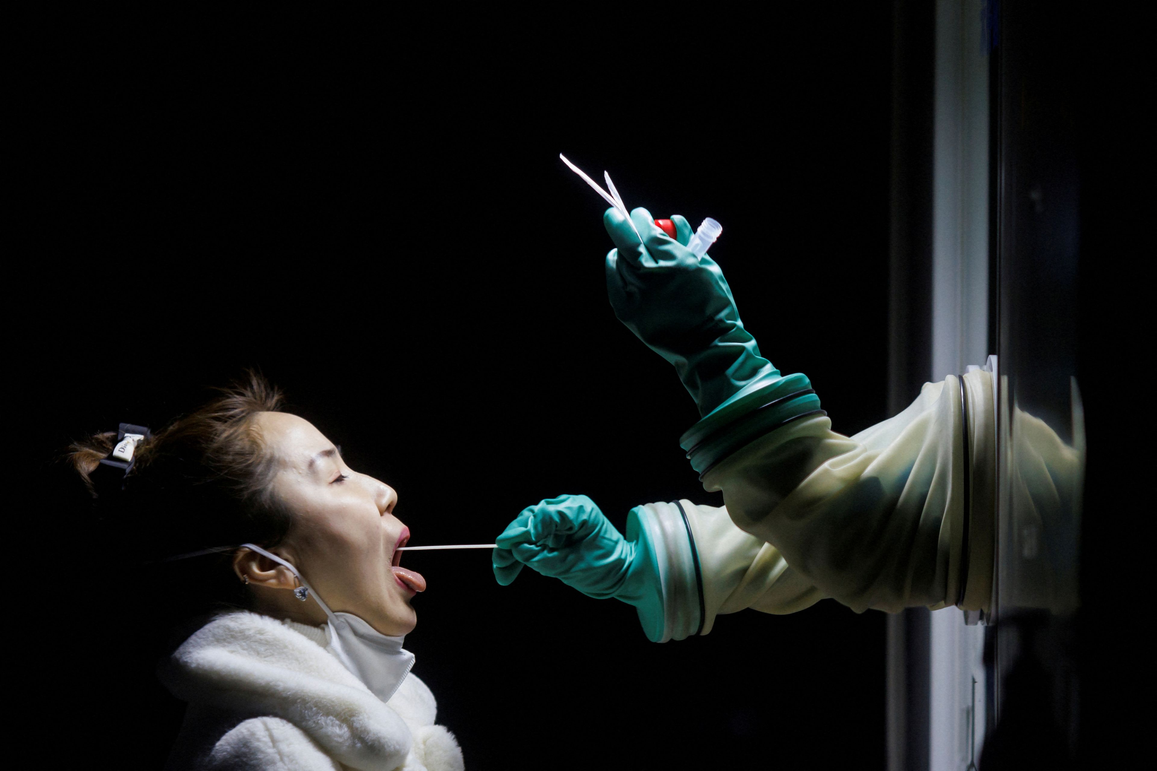 Una mujer se somete a un test contra el coronavirus en China