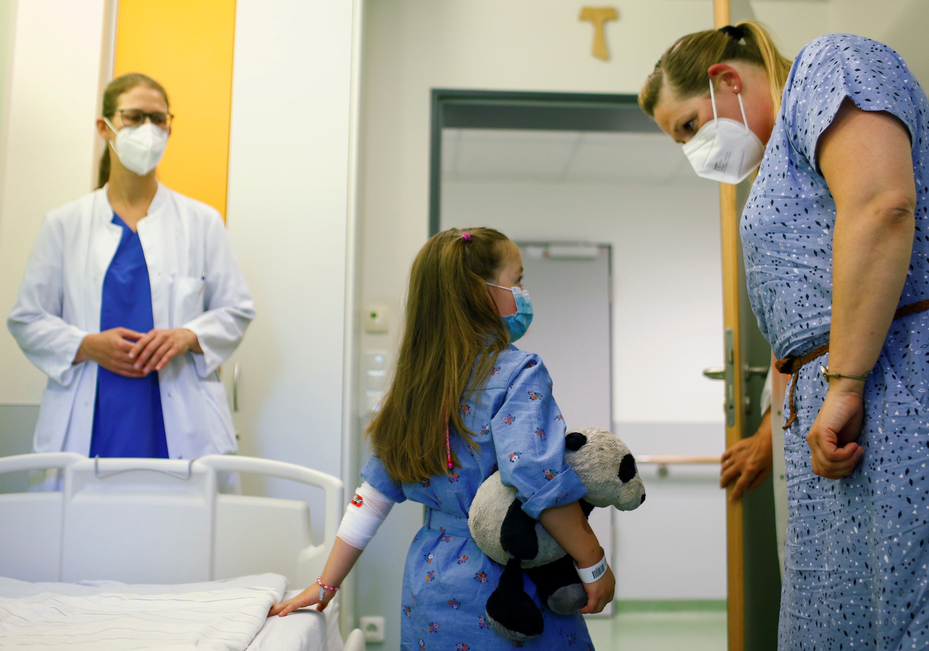Una niña, paciente en un hospital por COVID-19