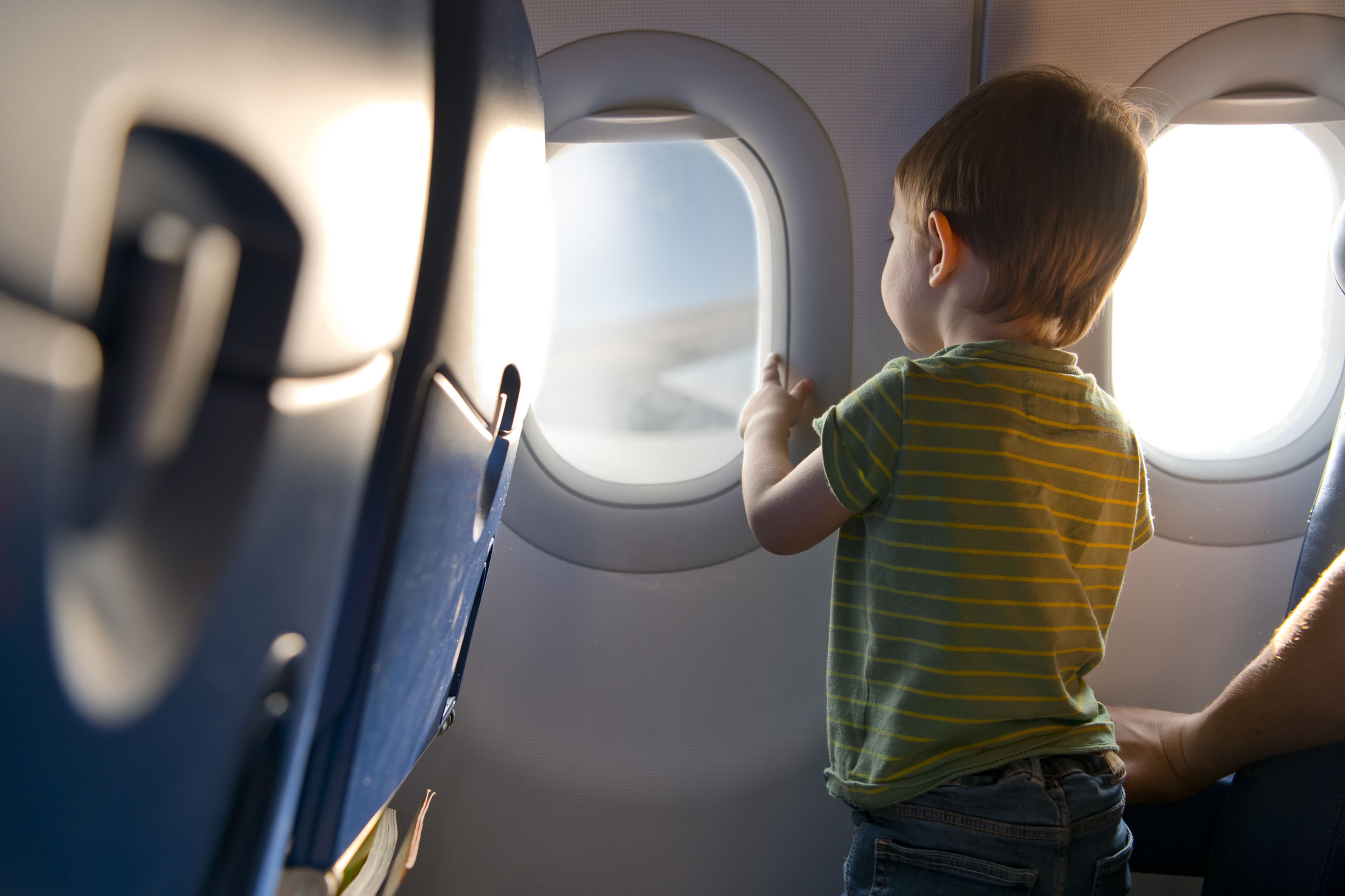 Niño en avión durante un vuelo