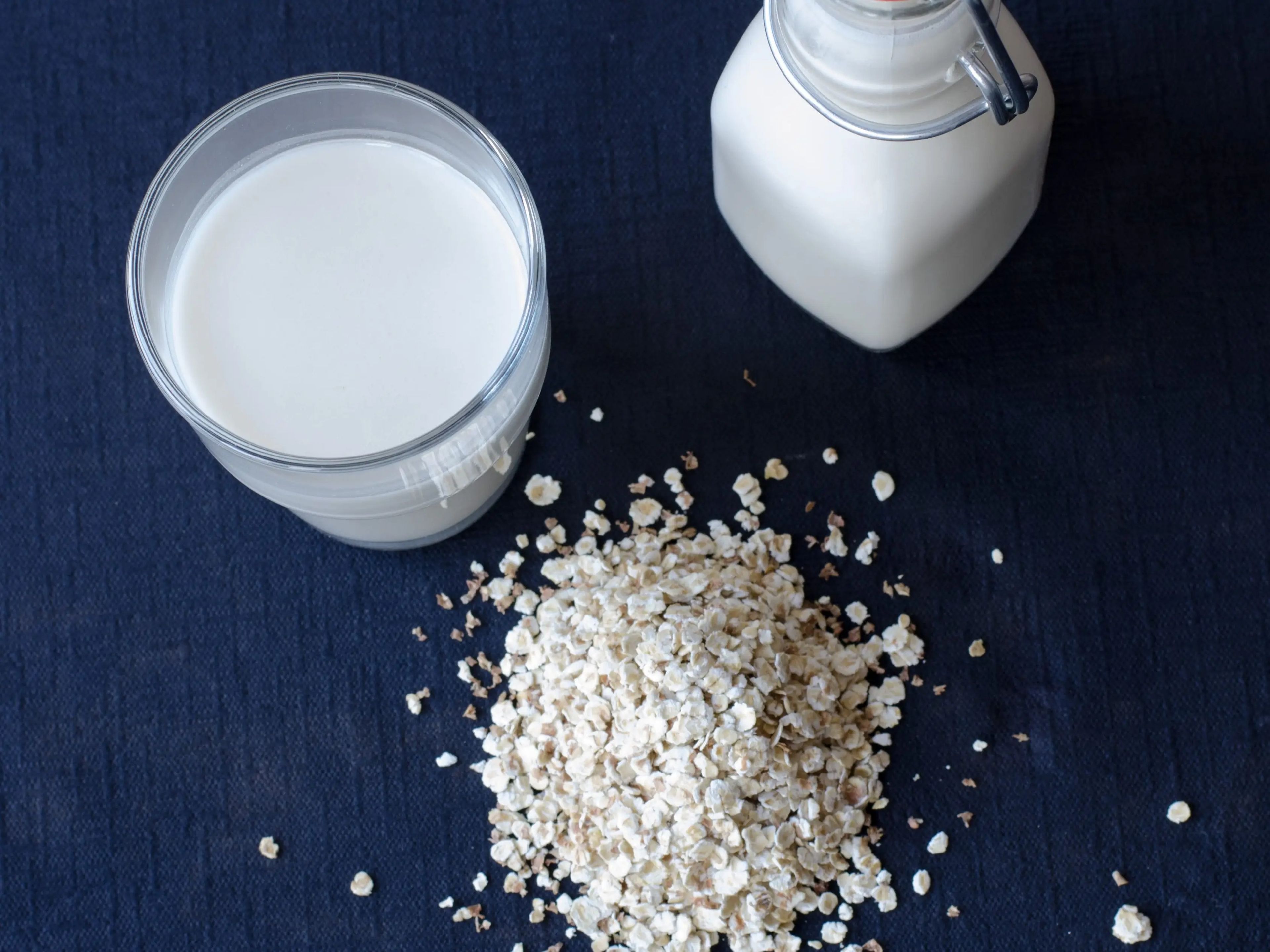 La leche de avena es rica en carbohidratos.