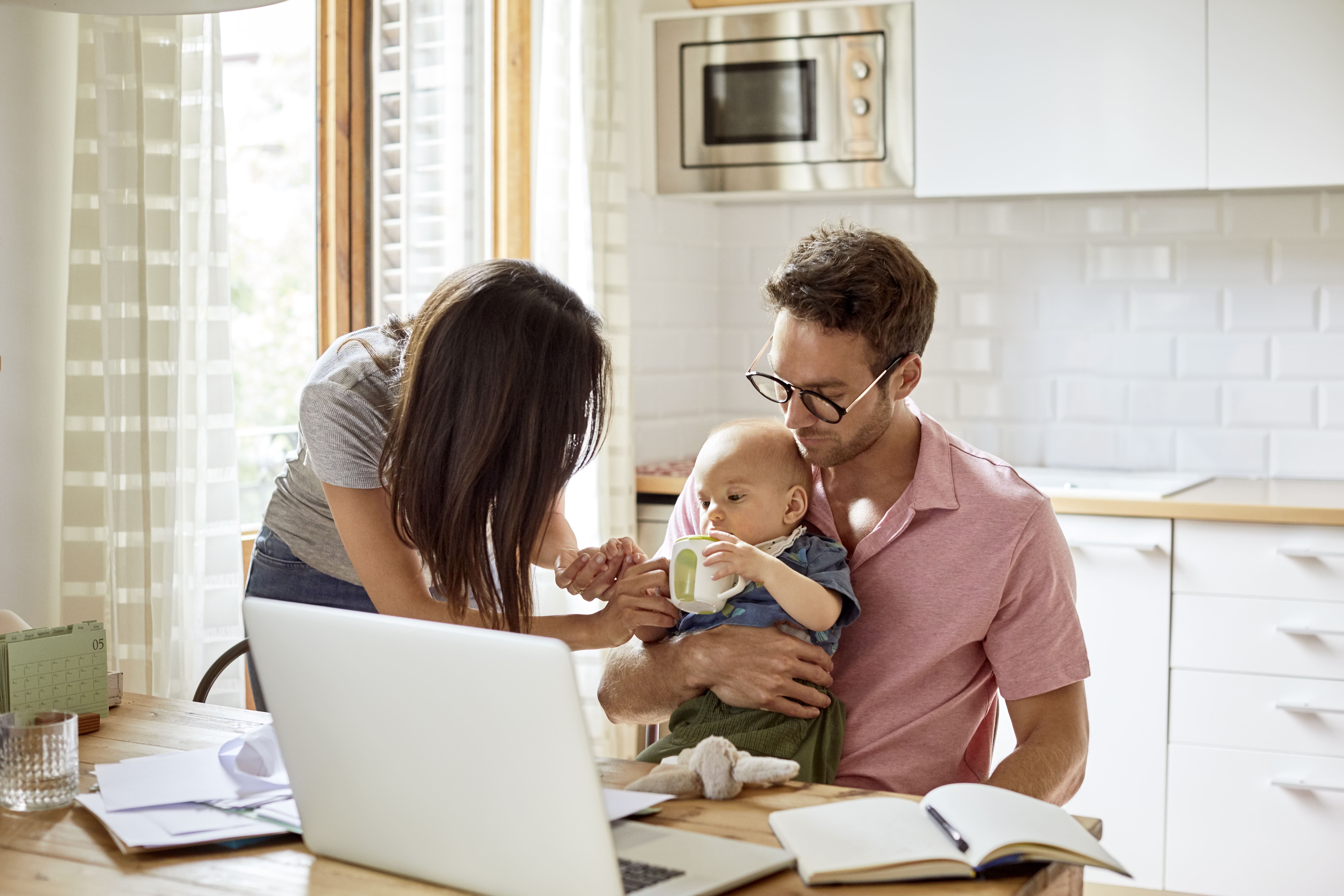 Los autónomos de baja por maternidad o paternidad pagan menos cuota |  Business Insider España