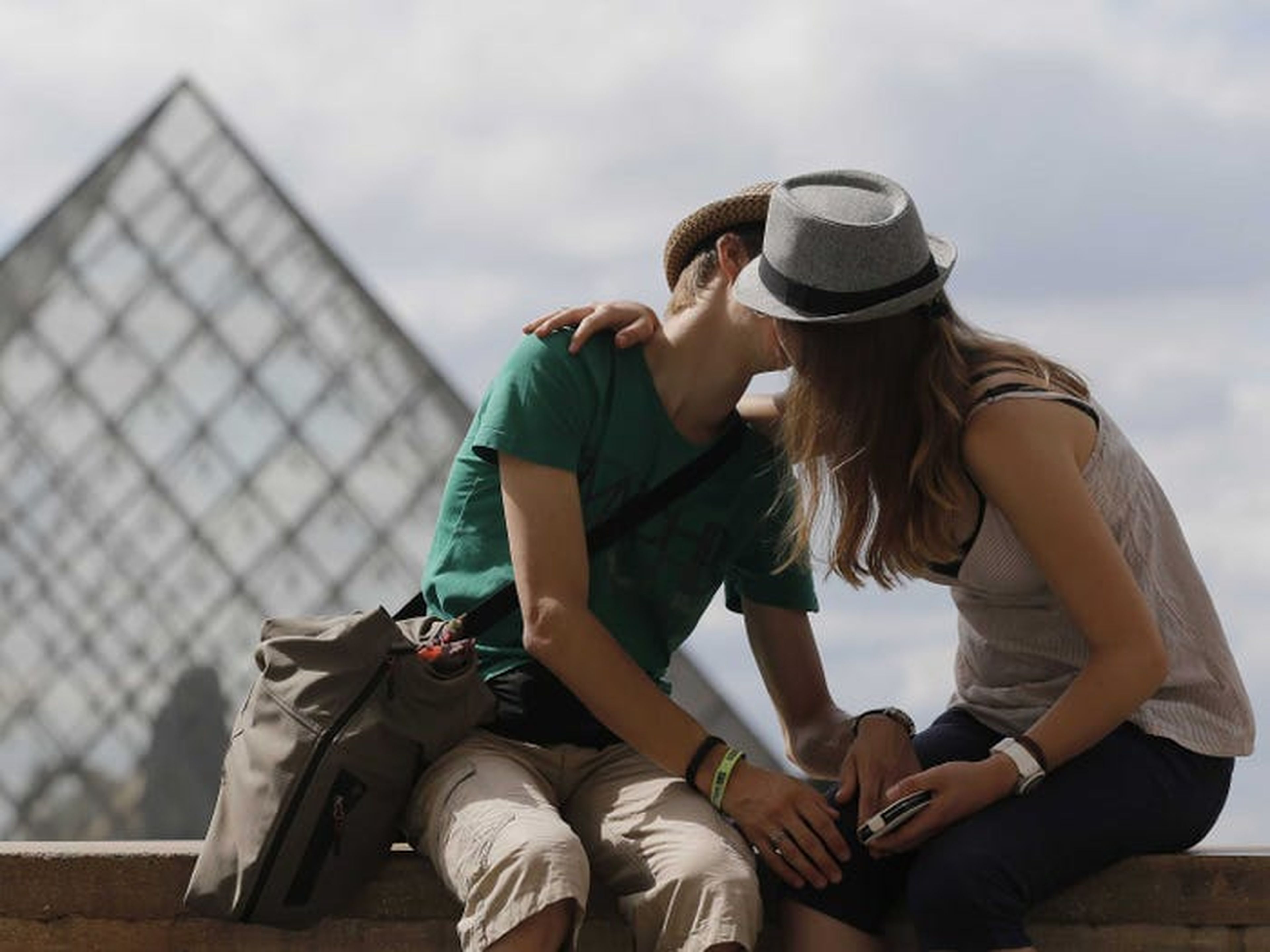 Pareja besándose en París.