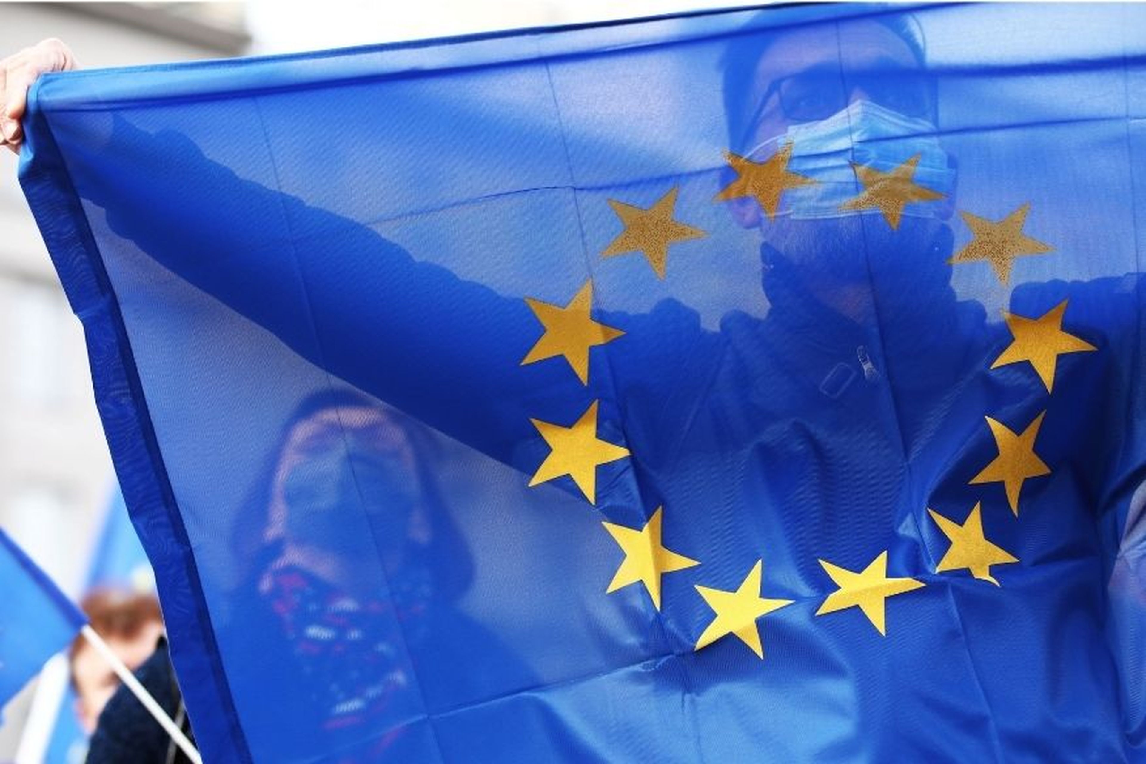 Una persona enarbola una bandera europea.