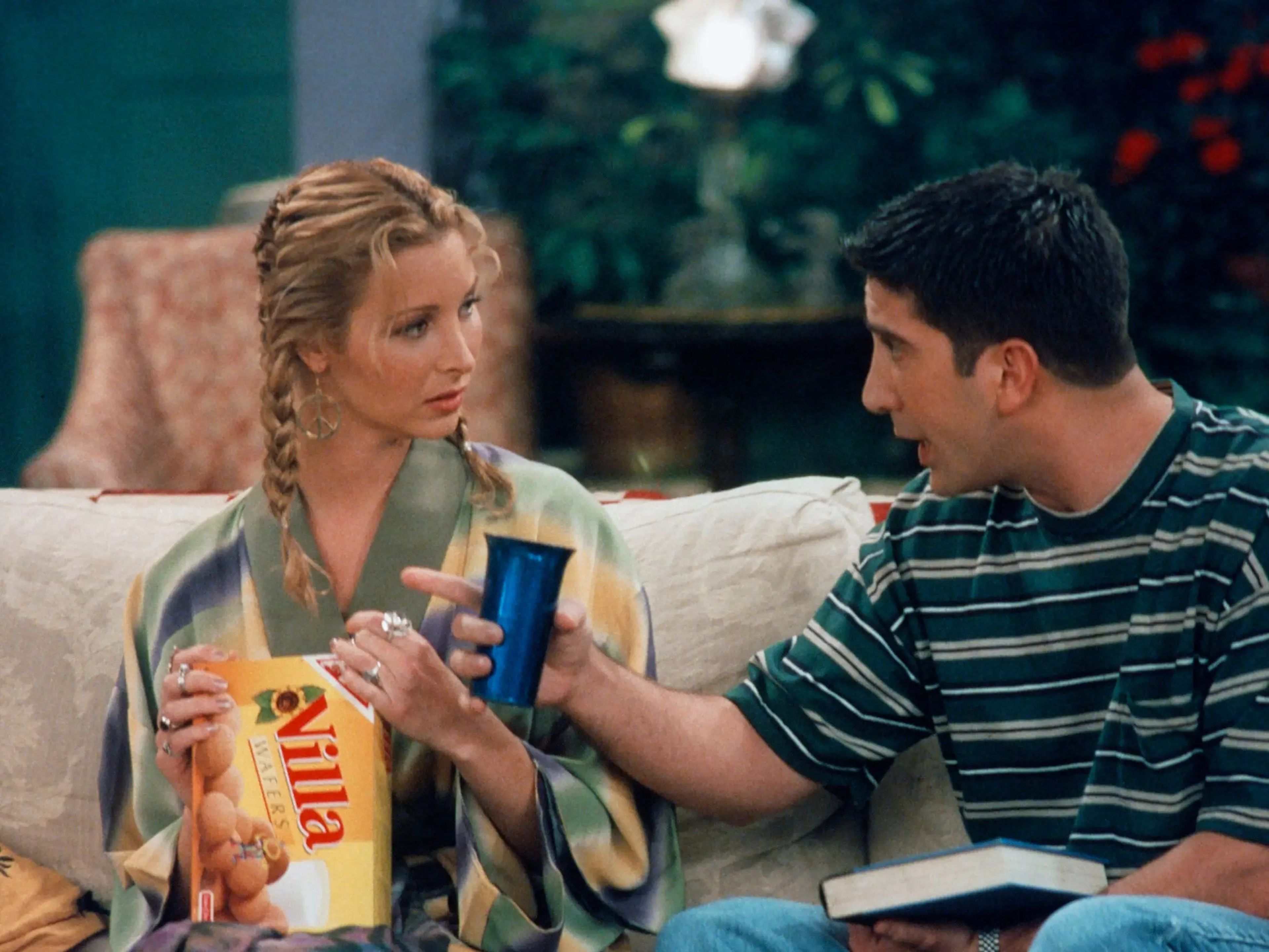 Lisa Kudrow como Phoebe Buffay y David Schwimmer como Ross Geller.