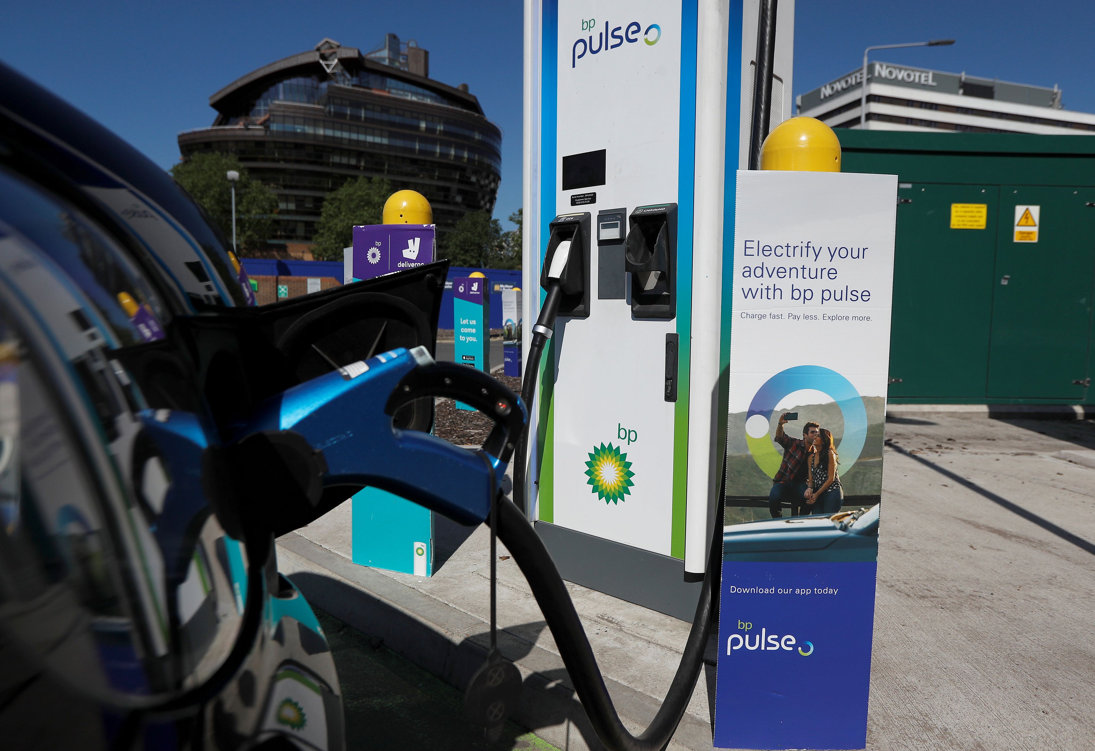 Un punto de recarga rápida de coche eléctrico de BP en Londres.