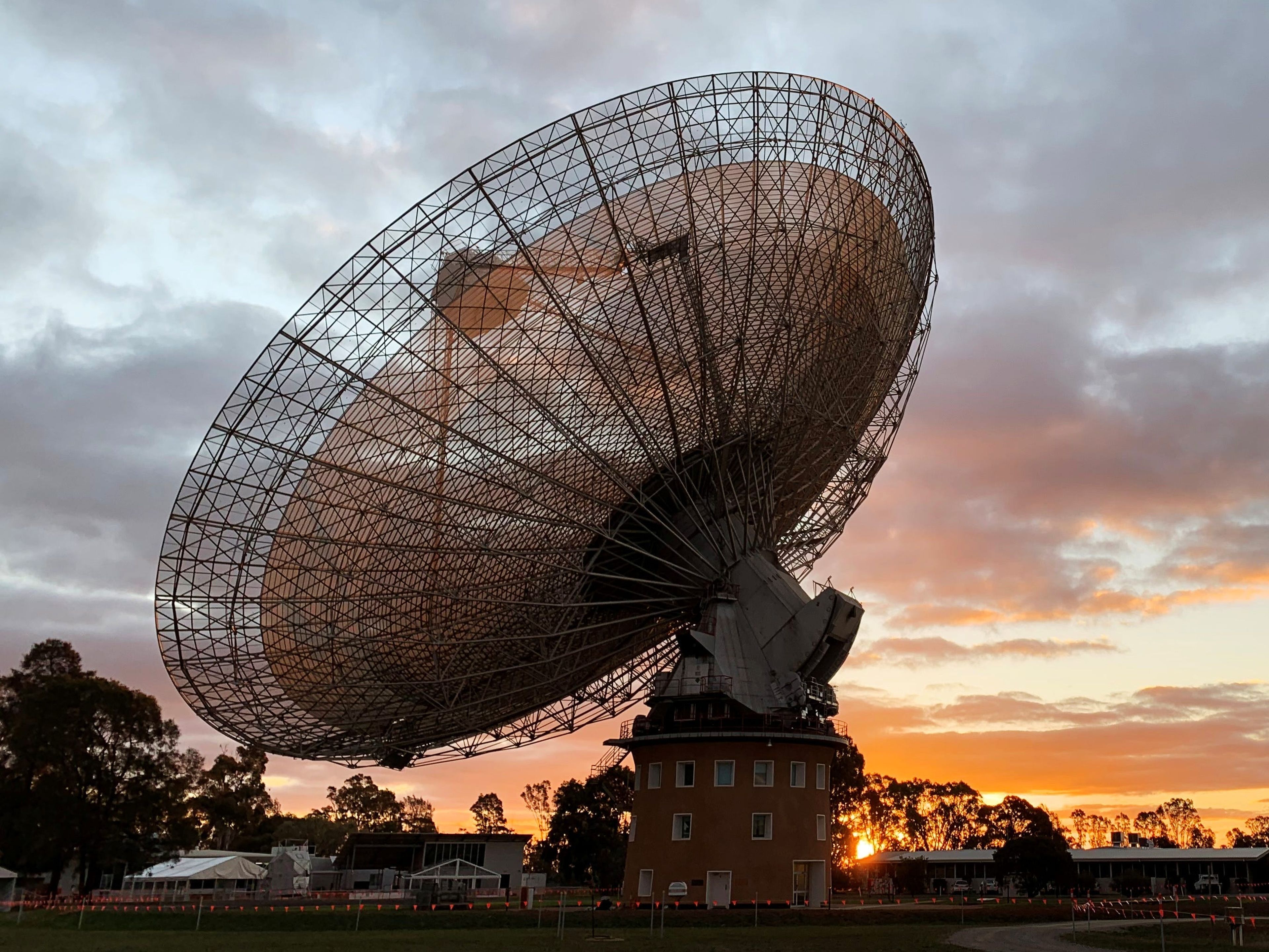 El radiotelescopio del Observatorio de Parkes al atardecer cerca de la ciudad de Parkes, Australia, el 15 de julio de 2019.