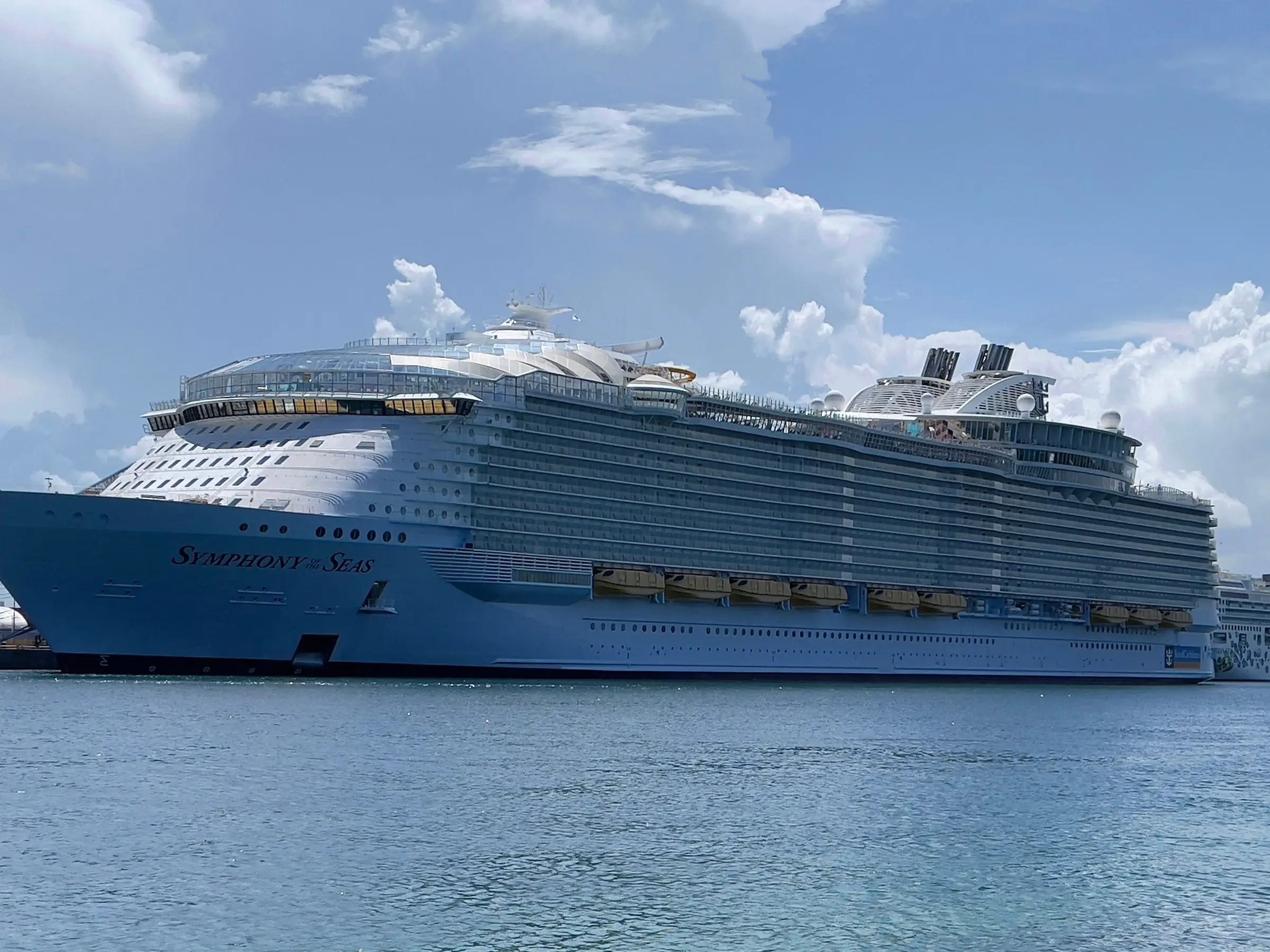 El crucero de Royal Caribbean, Symphony of the Seas, amarrado en el Puerto de Miami el 1 de agosto de 2021.