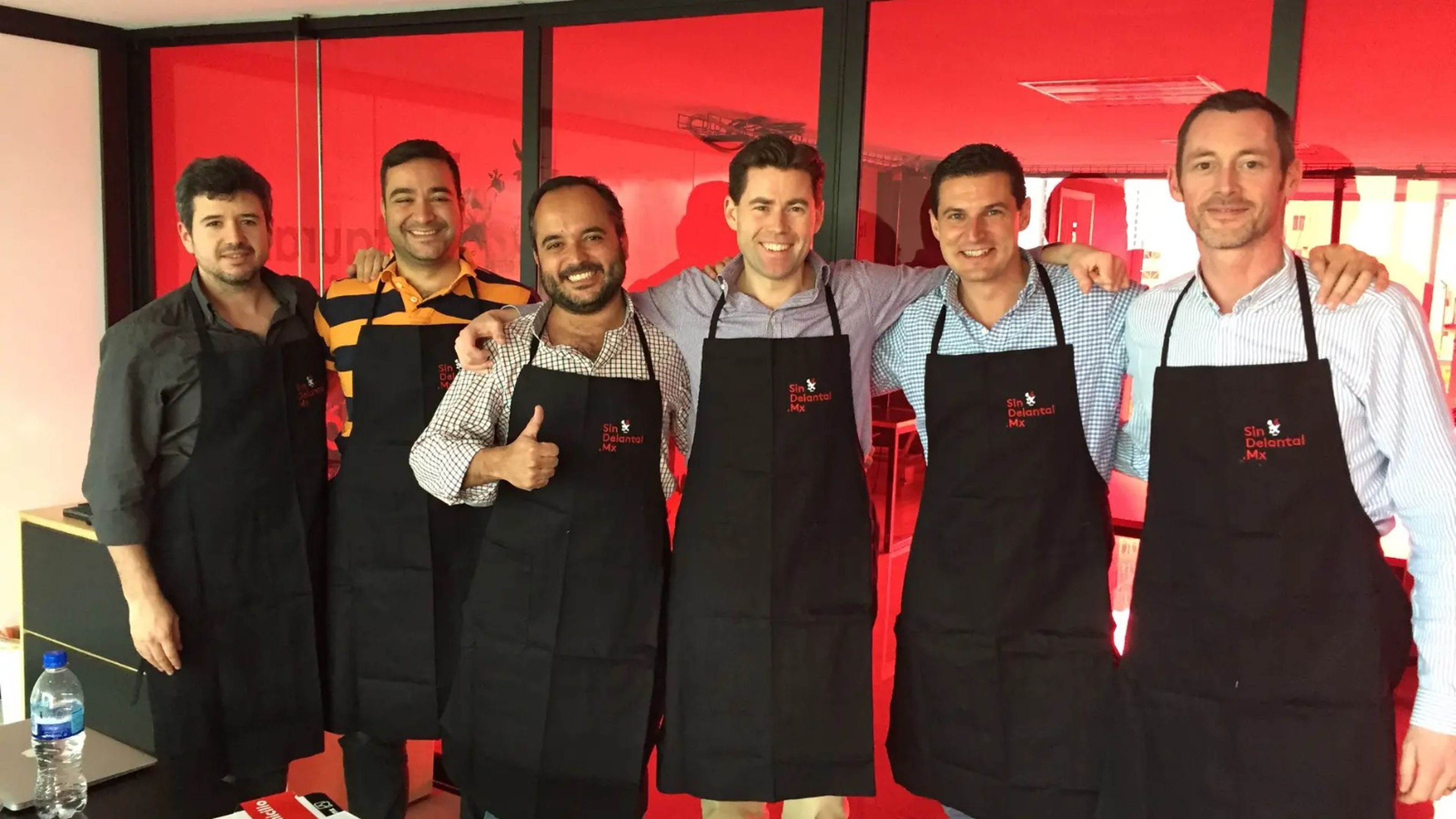 El equipo de SinDelantal México tras la venta de la compañía a just Eat en 2015. Evaristo Babé y Diego Ballesteros son el tercero y el quinto empezando por la izquierda.