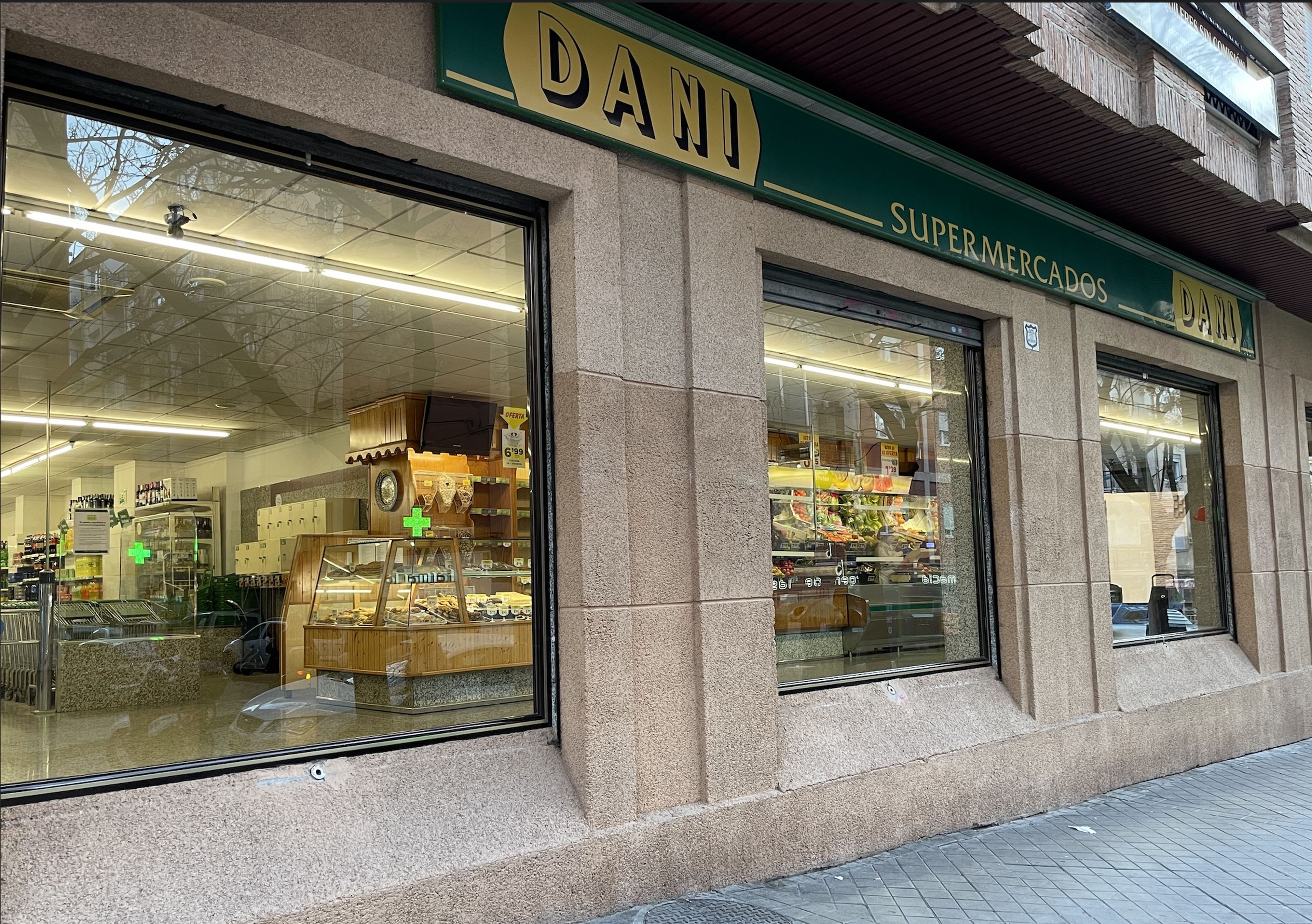 Supermercado Dani ubicado en la Plaza de Toros de Granada.