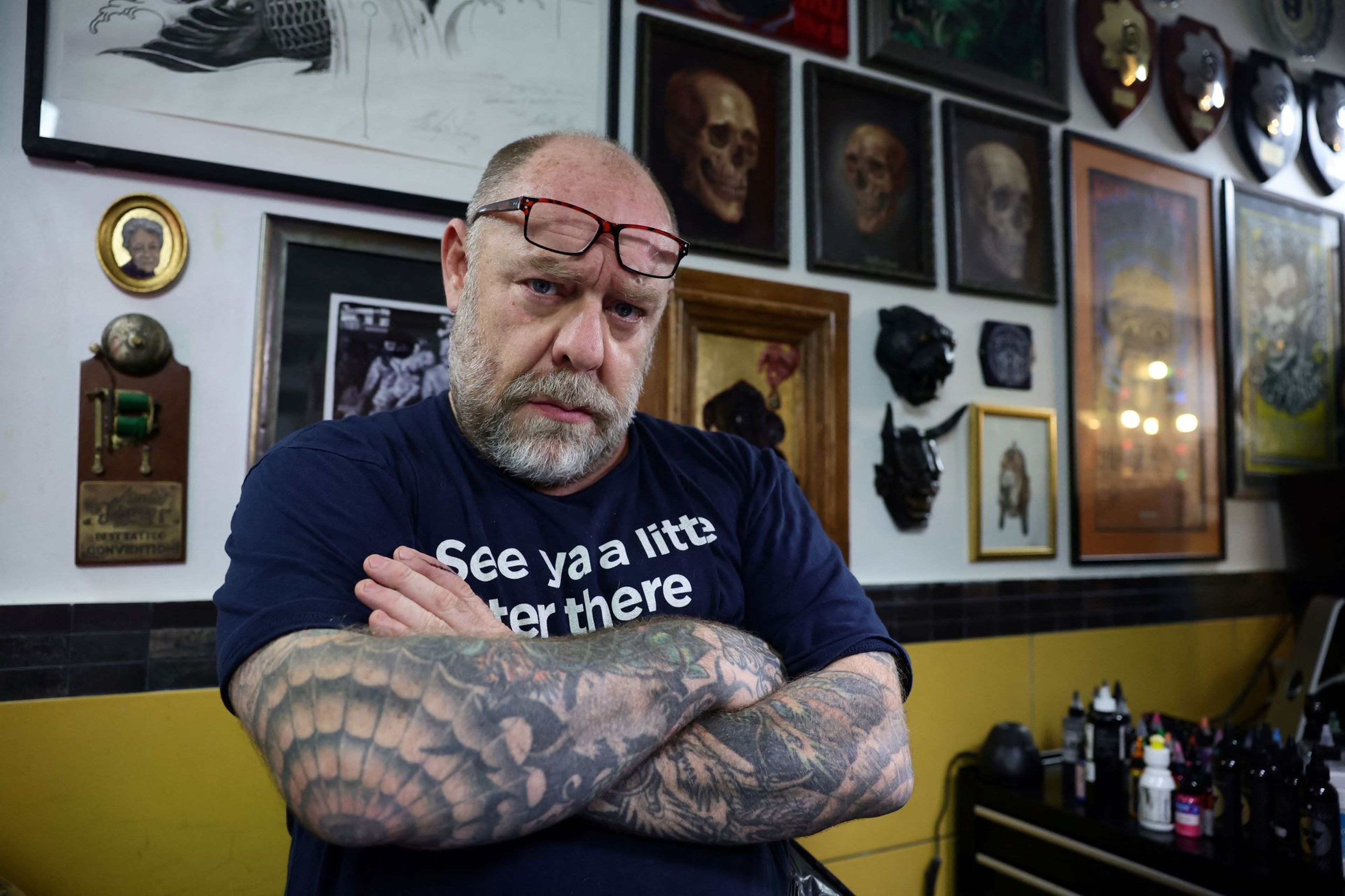 r Tin-Tin, director de la Unión Nacional Francesa de Tatuadores, posa en su estudio de tatuajes en París mientras entran en vigor las nuevas restricciones de la UE.