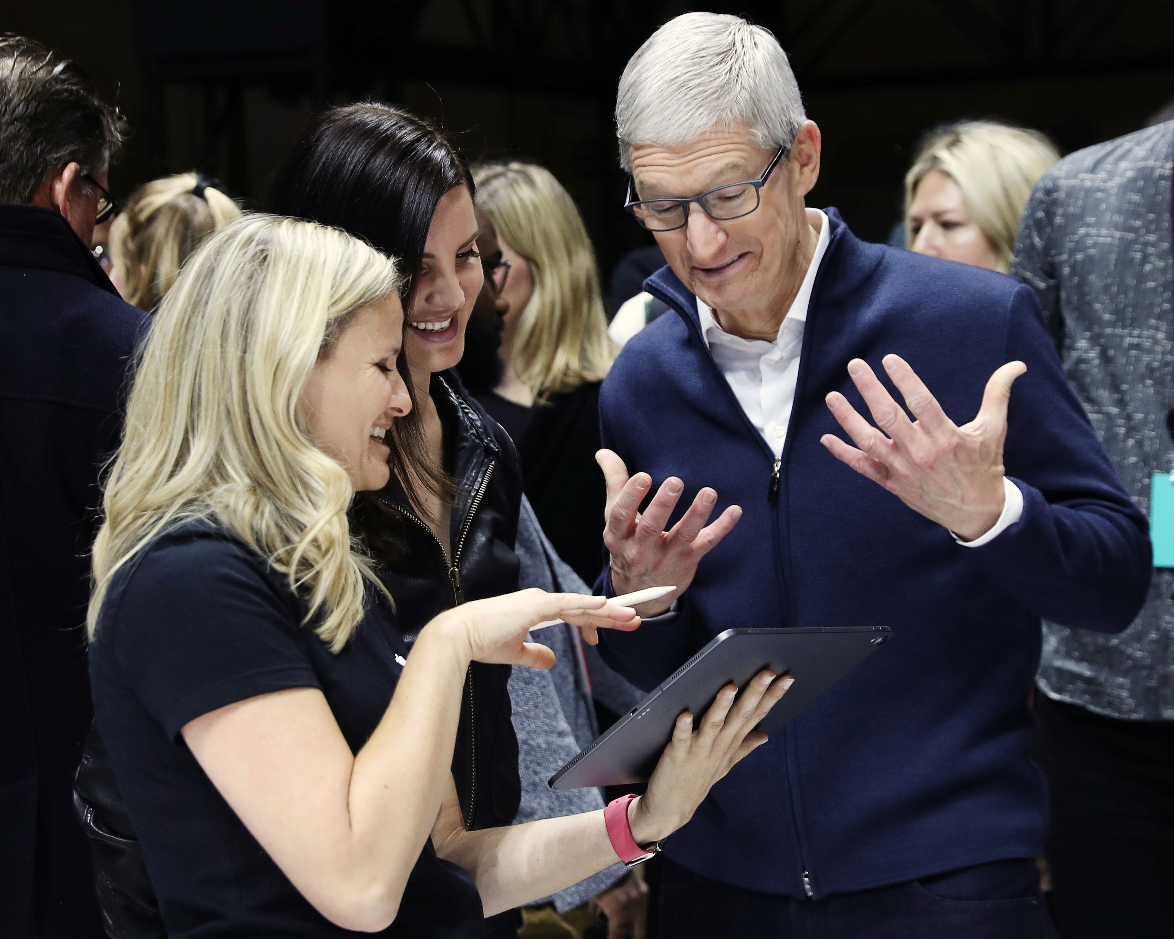 Tim Cook, CEO de Apple, mostrando el iPad Pro a Lana del Rey.