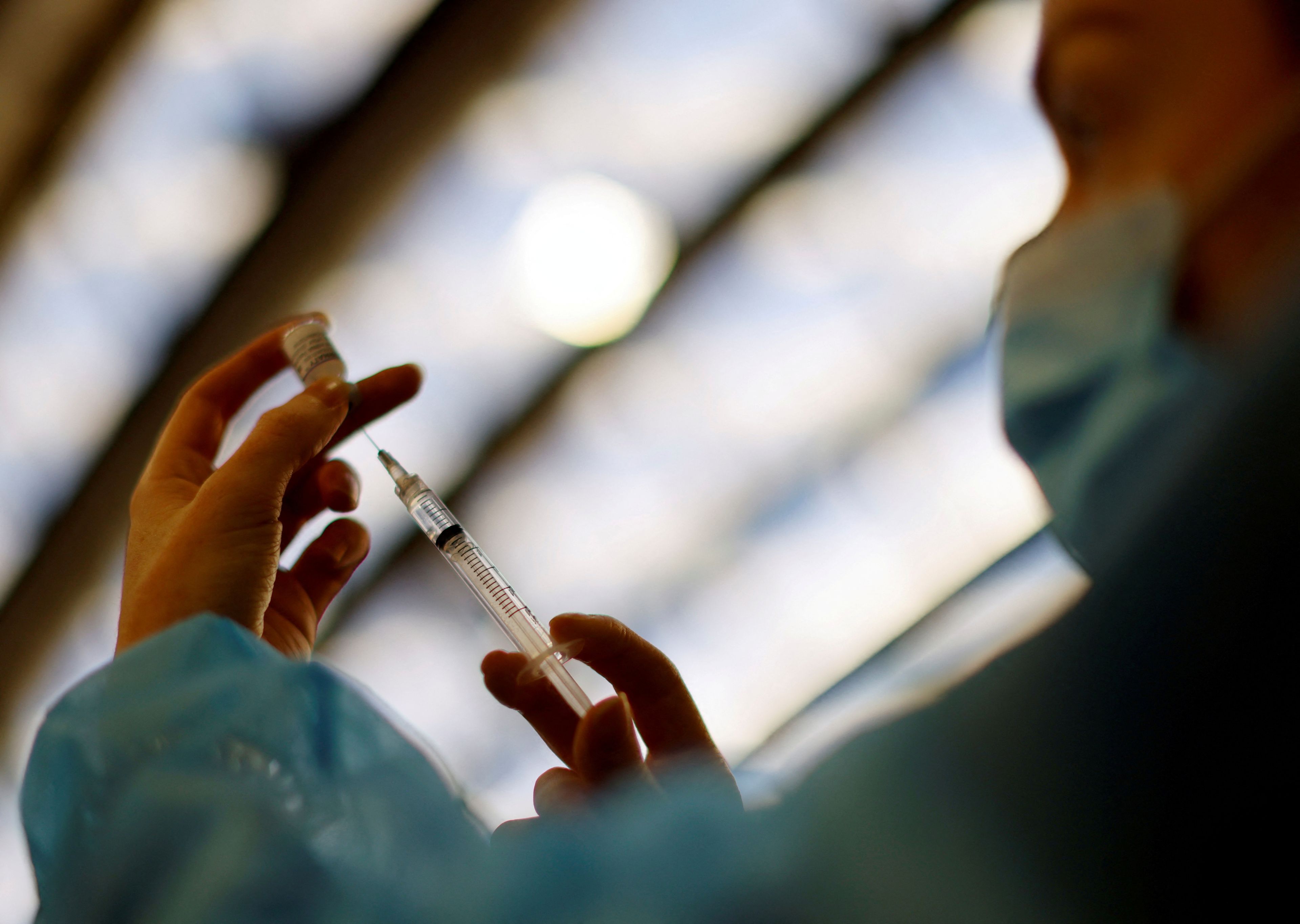 Una enfermera prepara una dosis de la vacuna de Pfizer-BioNTech COVID-19 en un centro de vacunación en Niza, Francia, 1 de diciembre de 2021.