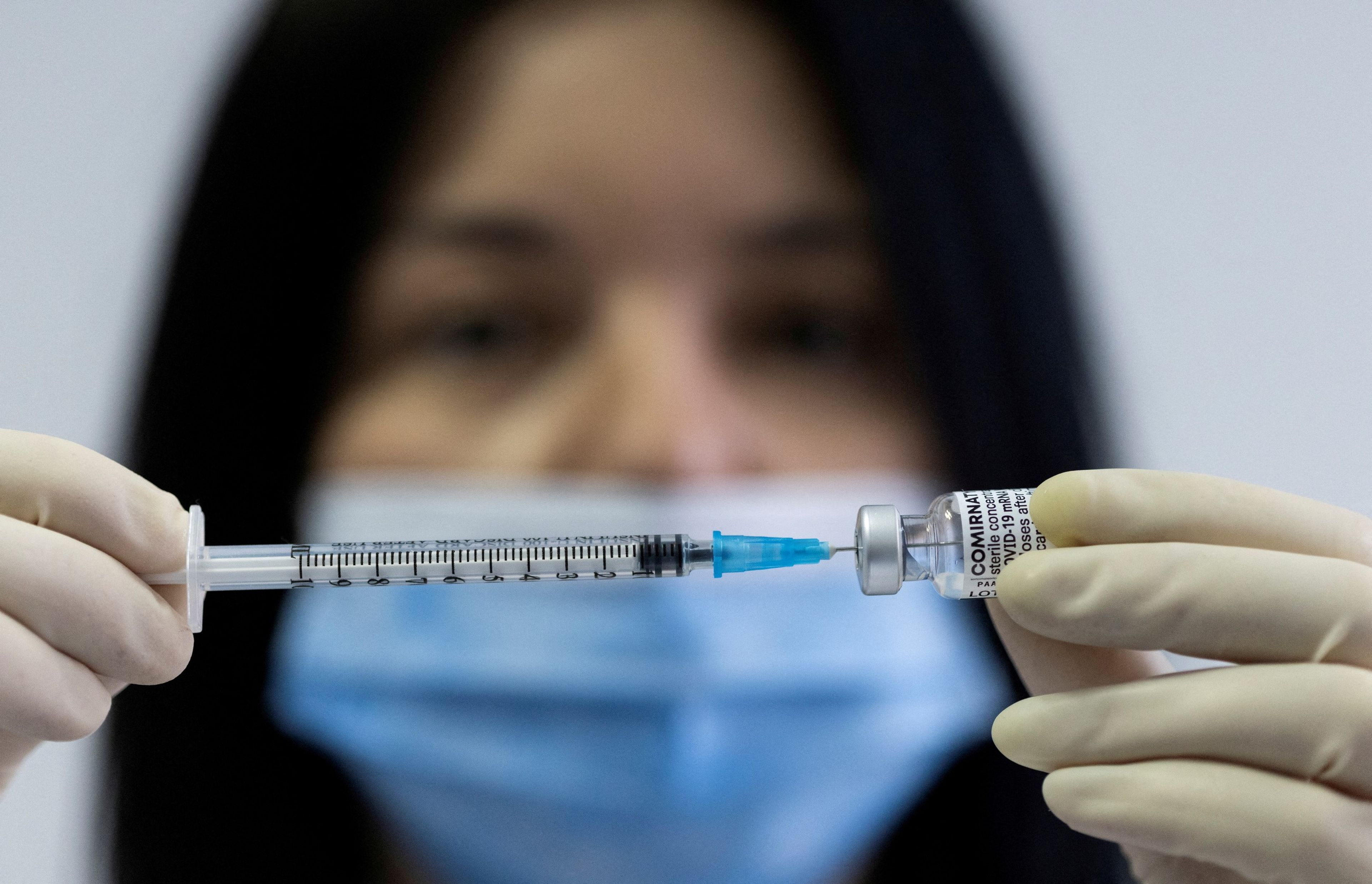 Una trabajadora sanitaria prepara una dosis de la vacuna de Pfizer contra el covid