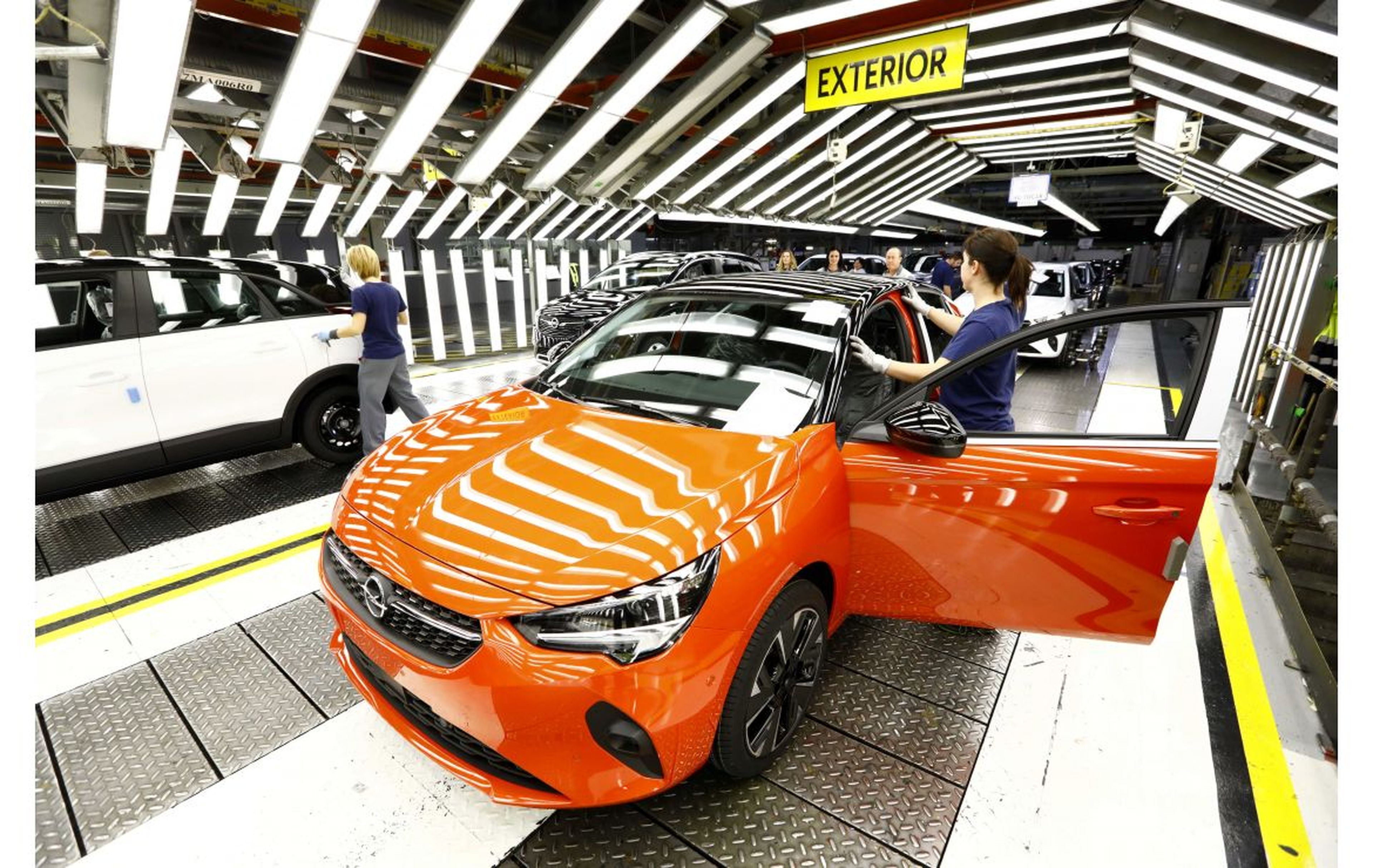 Una empleada revisa los últimos detalles de un vehículo en la cadena de montaje de la planta de Opel en Figueruelas.