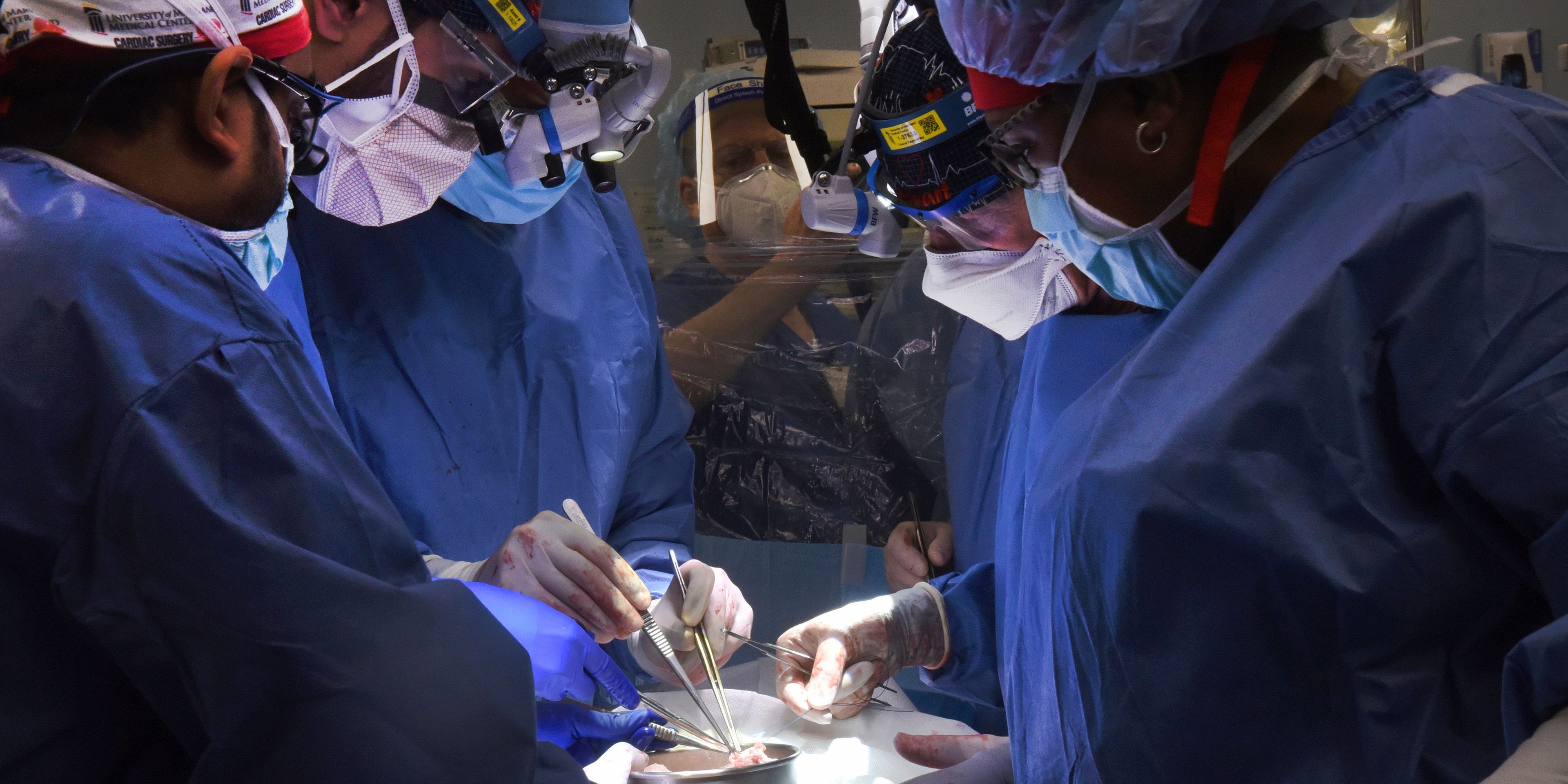 Los miembros del equipo quirúrgico realizan el trasplante de un corazón de cerdo al paciente David Bennett en Baltimore el viernes 7 de enero de 2022.