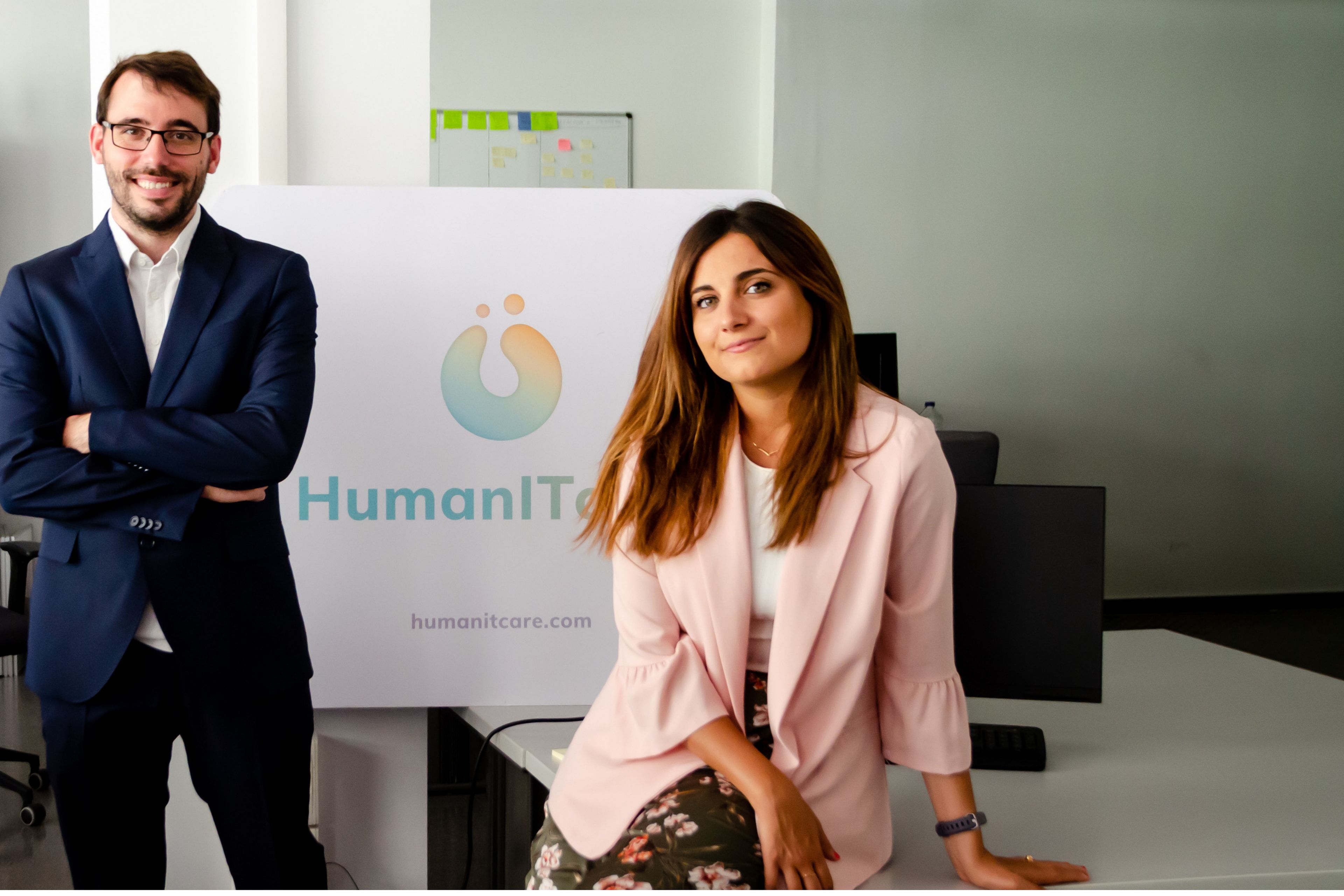 Unai Sánchez y Nuria Pastor, CTO y CEO, cofundadores de HumanITCare, plataforma para vigilar de forma remota la salud de las personas enfermas.