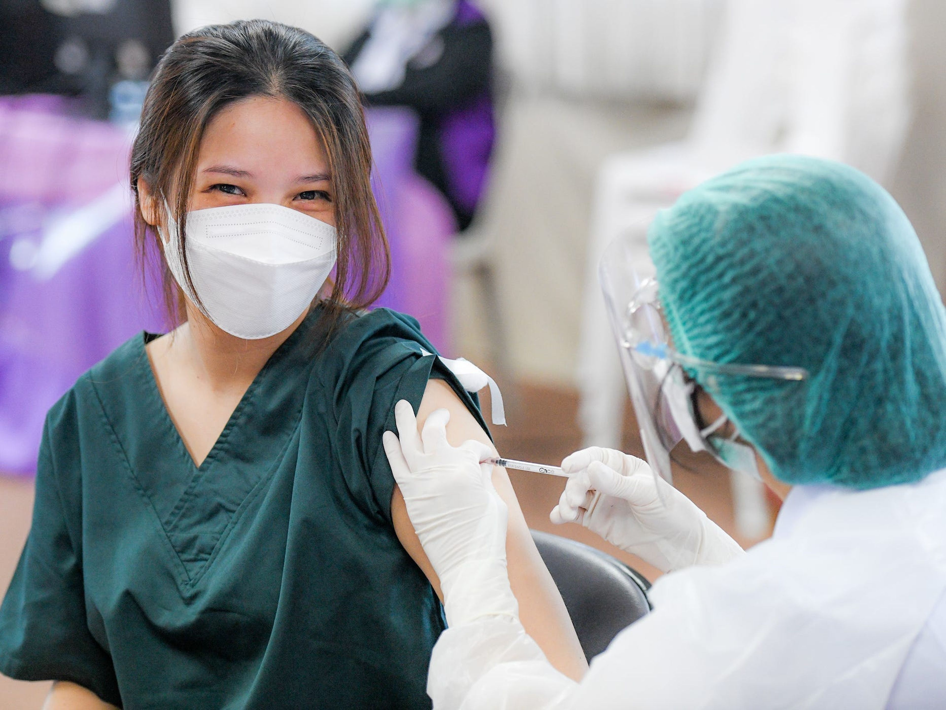 Un trabajador sanitario tailandés recibe una dosis de refuerzo de la vacuna de Pfizer.